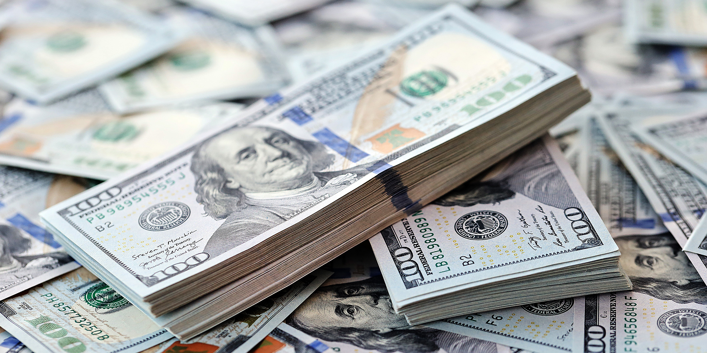 Primer plano de billetes de cien dólares | Fuente: Shutterstock