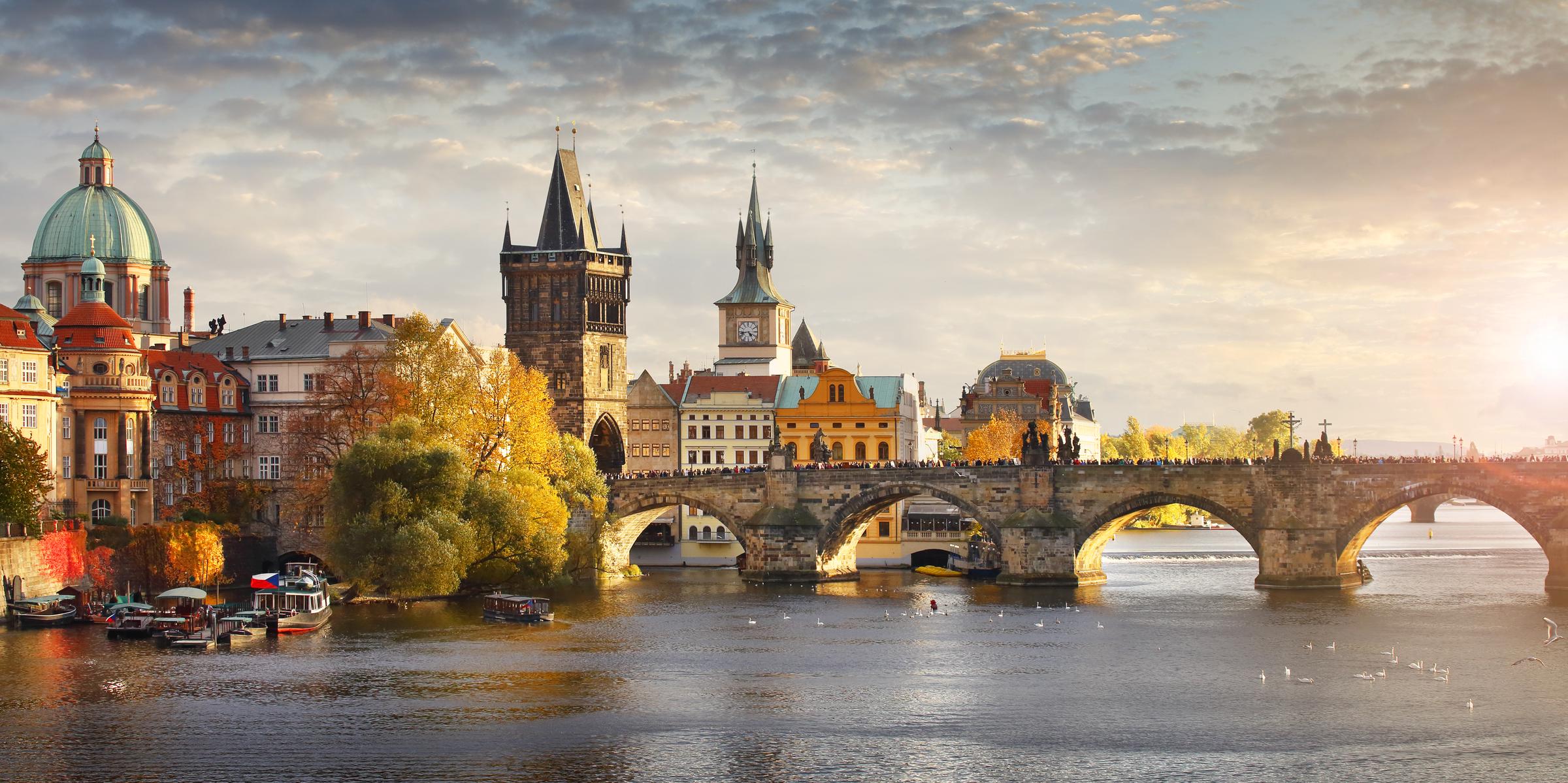 Vista panorámica del río Moldava y el puente de Carlos en Praga, capital de la República Checa. | Fuente: Getty Images