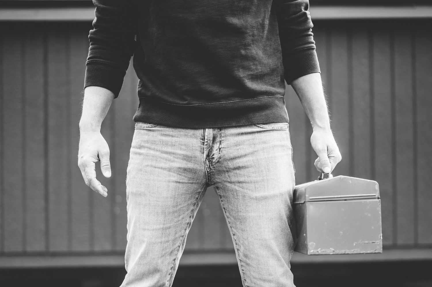 Un hombre sujetando una caja de herramientas | Fuente: Freepik