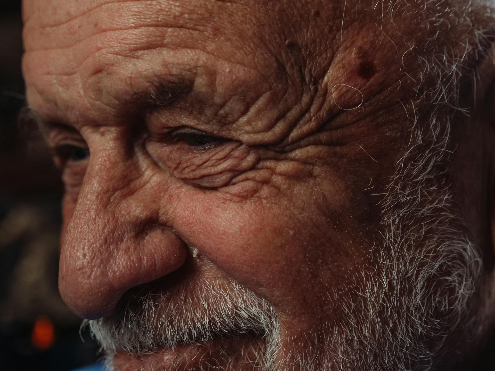 Un hombre mayor sonriendo | Fuente: Pexels