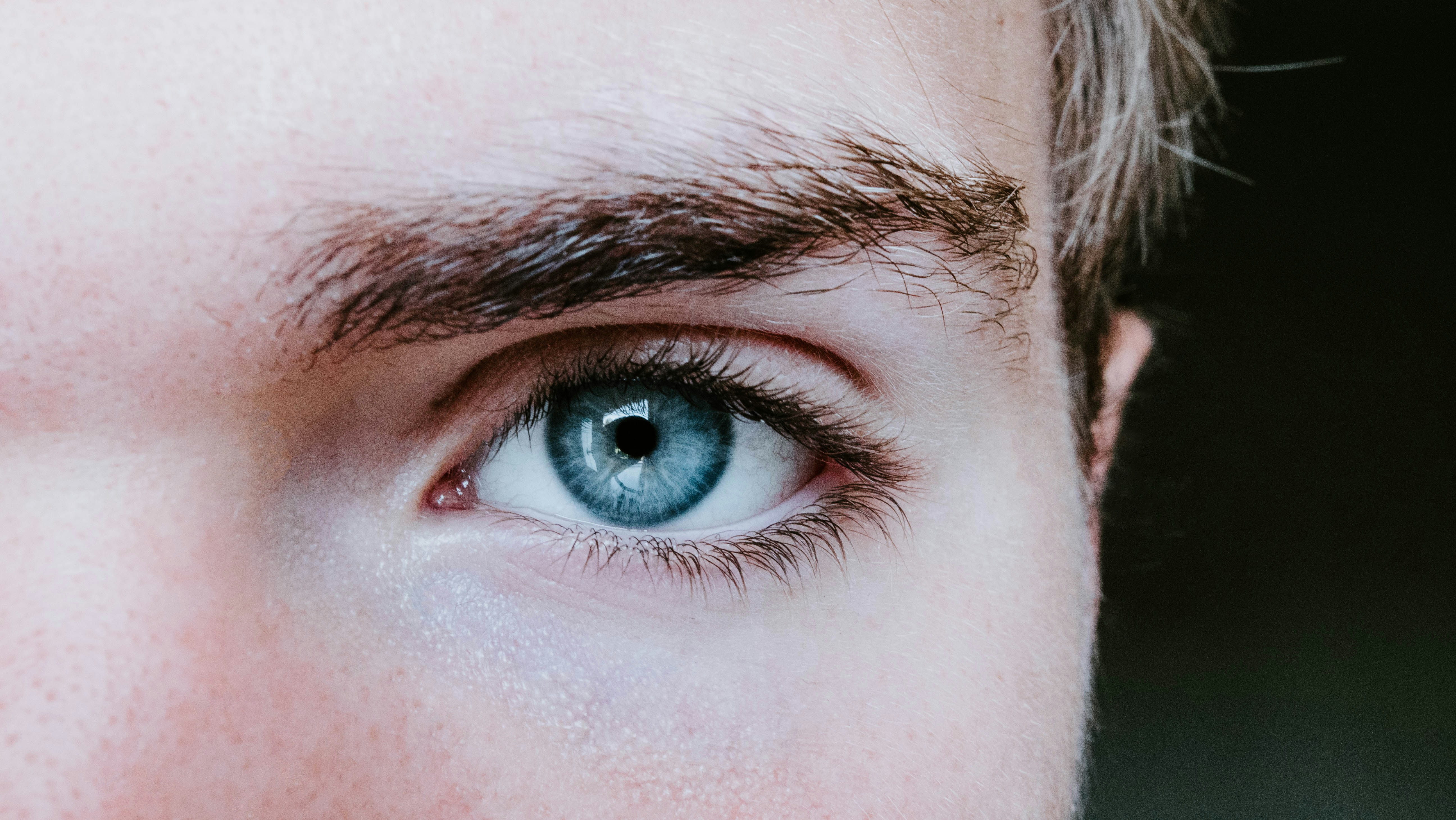 Un primer plano del ojo de un hombre | Fuente: Unsplash