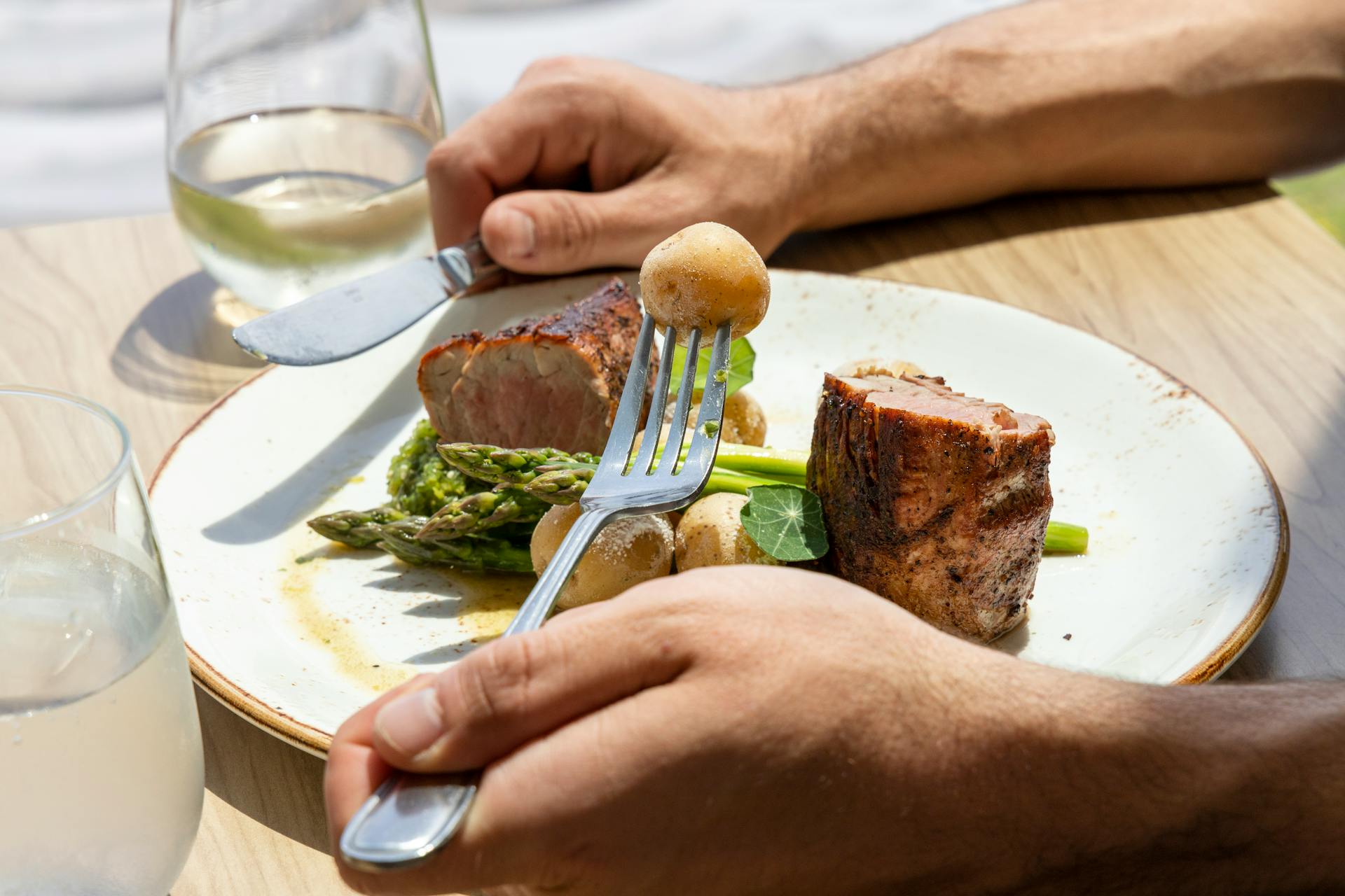 Un hombre sujetando un tenedor | Fuente: Pexels