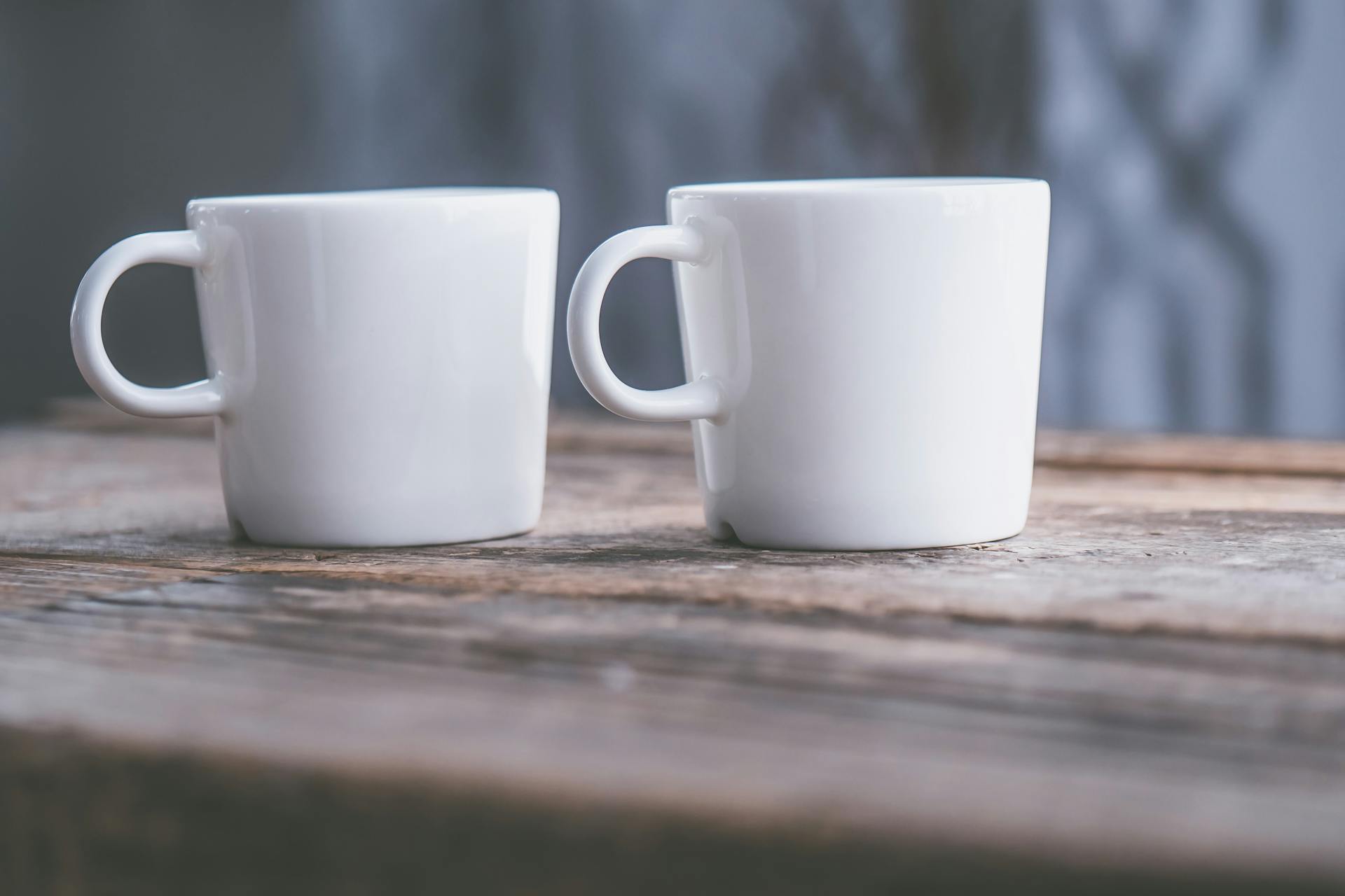 Dos tazas sobre una mesa | Fuente: Pexels