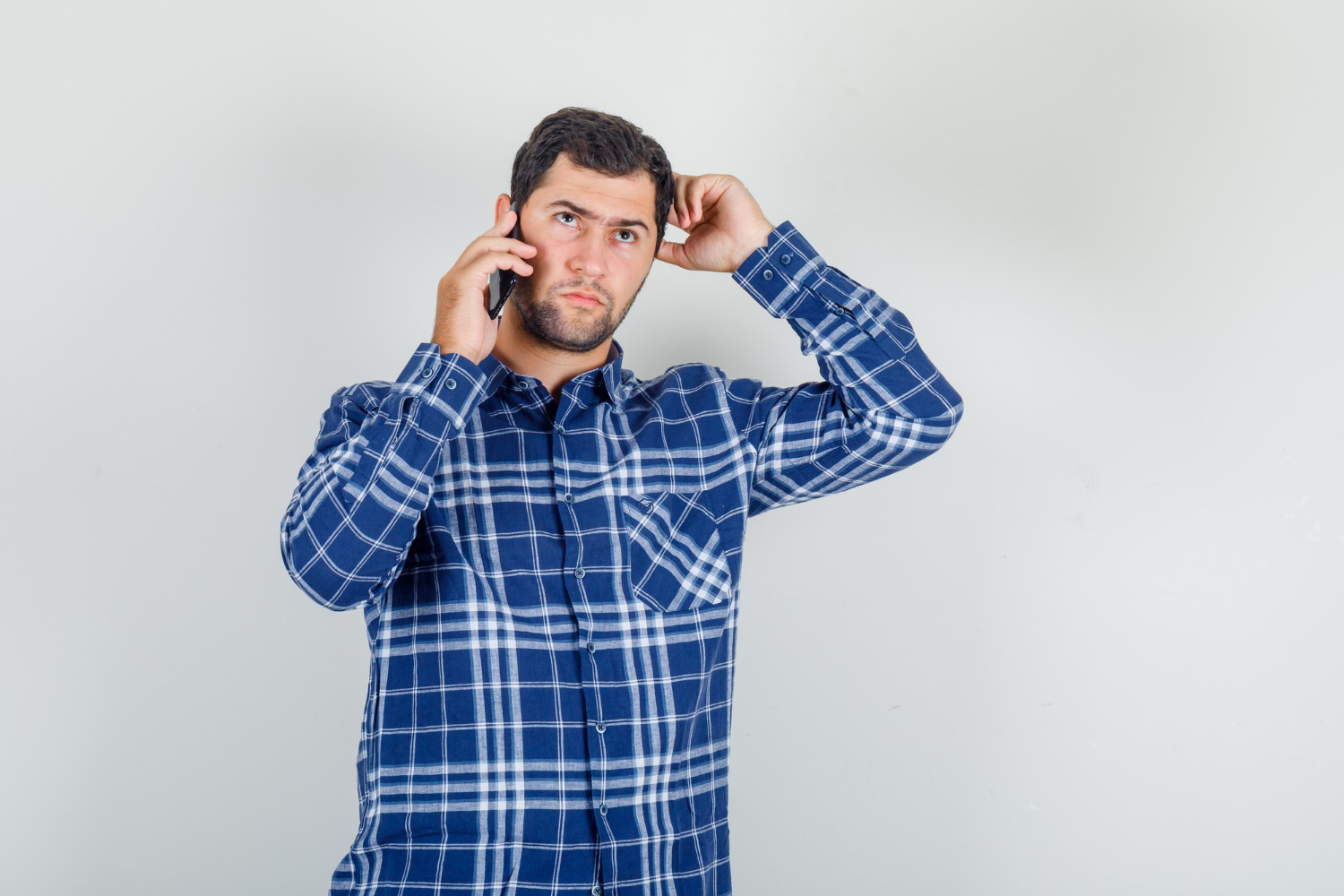 Un hombre ansioso hablando por teléfono | Fuente: Freepik