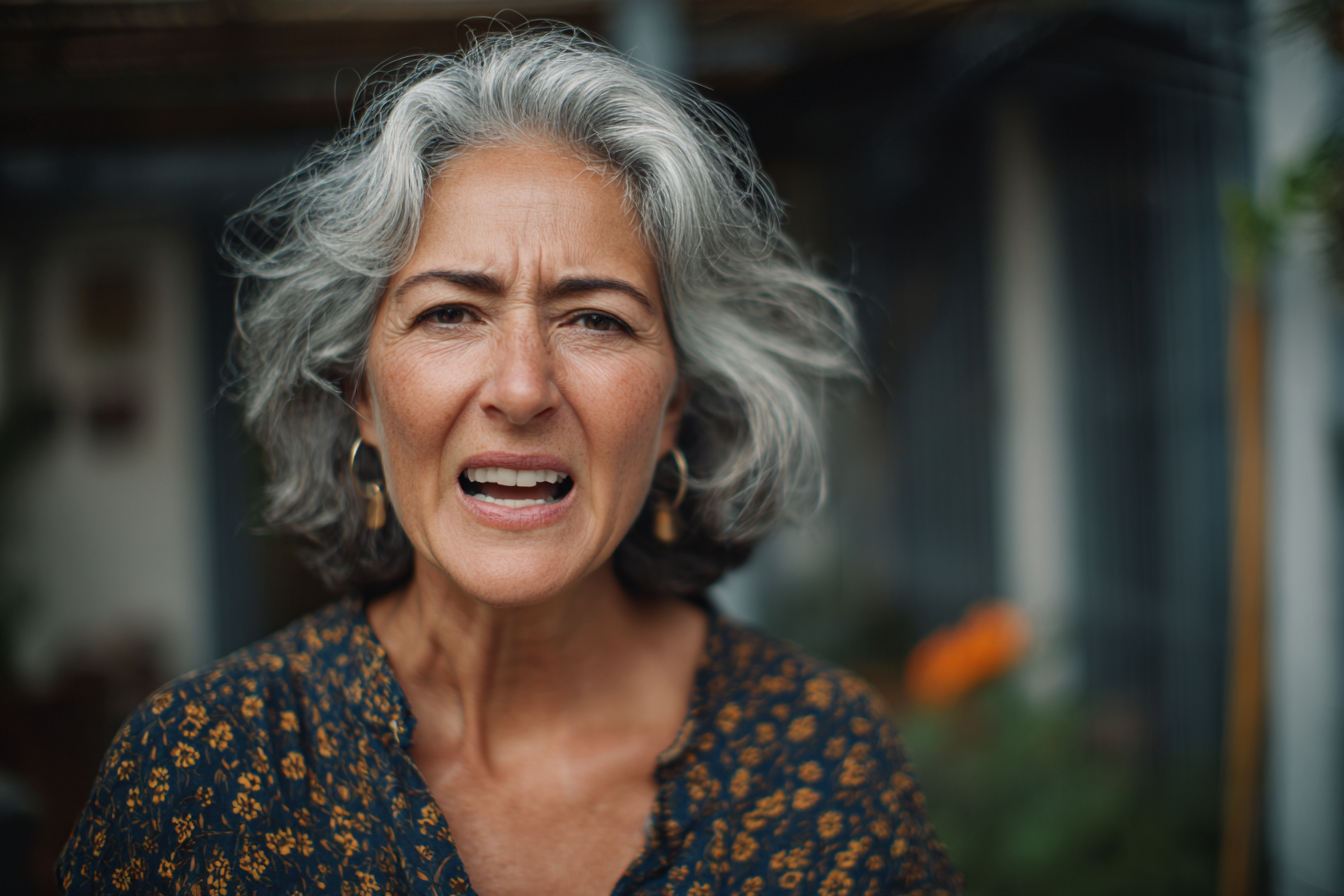 Una mujer mayor gritando | Fuente: Midjourney