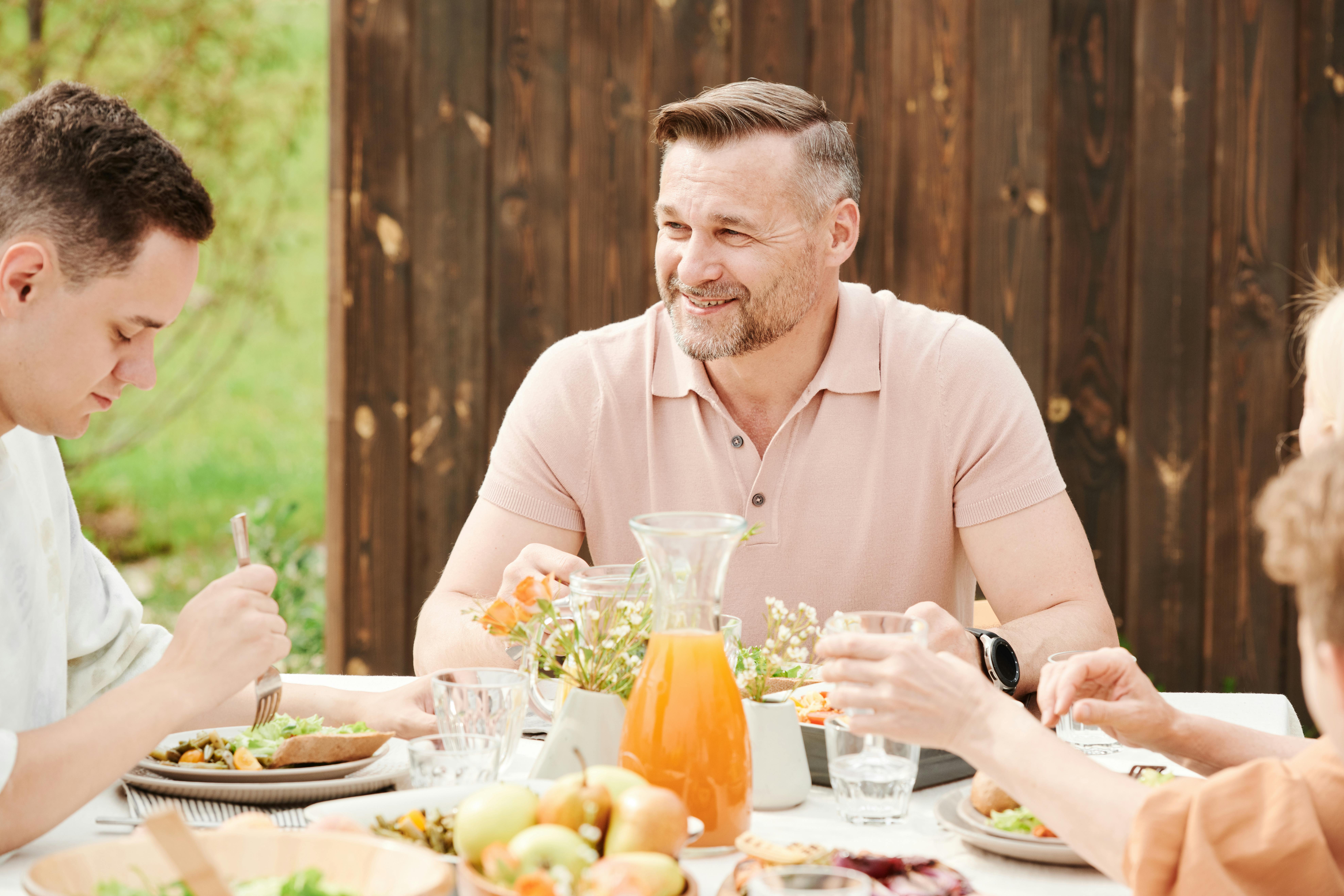 Una familia comiendo junta | Fuente: Pexels