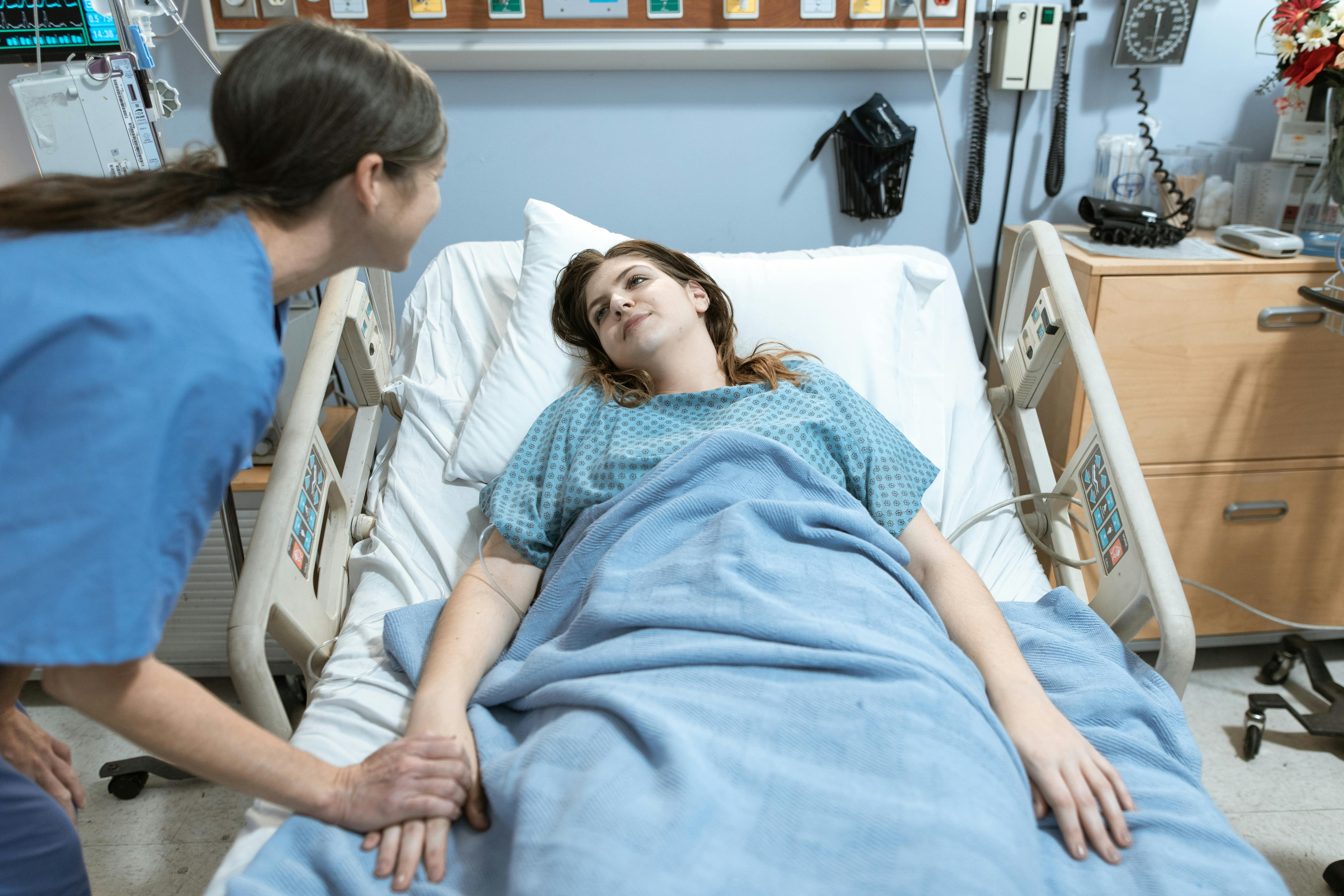 Una mujer tumbada en la cama de un hospital | Fuente: Pexels