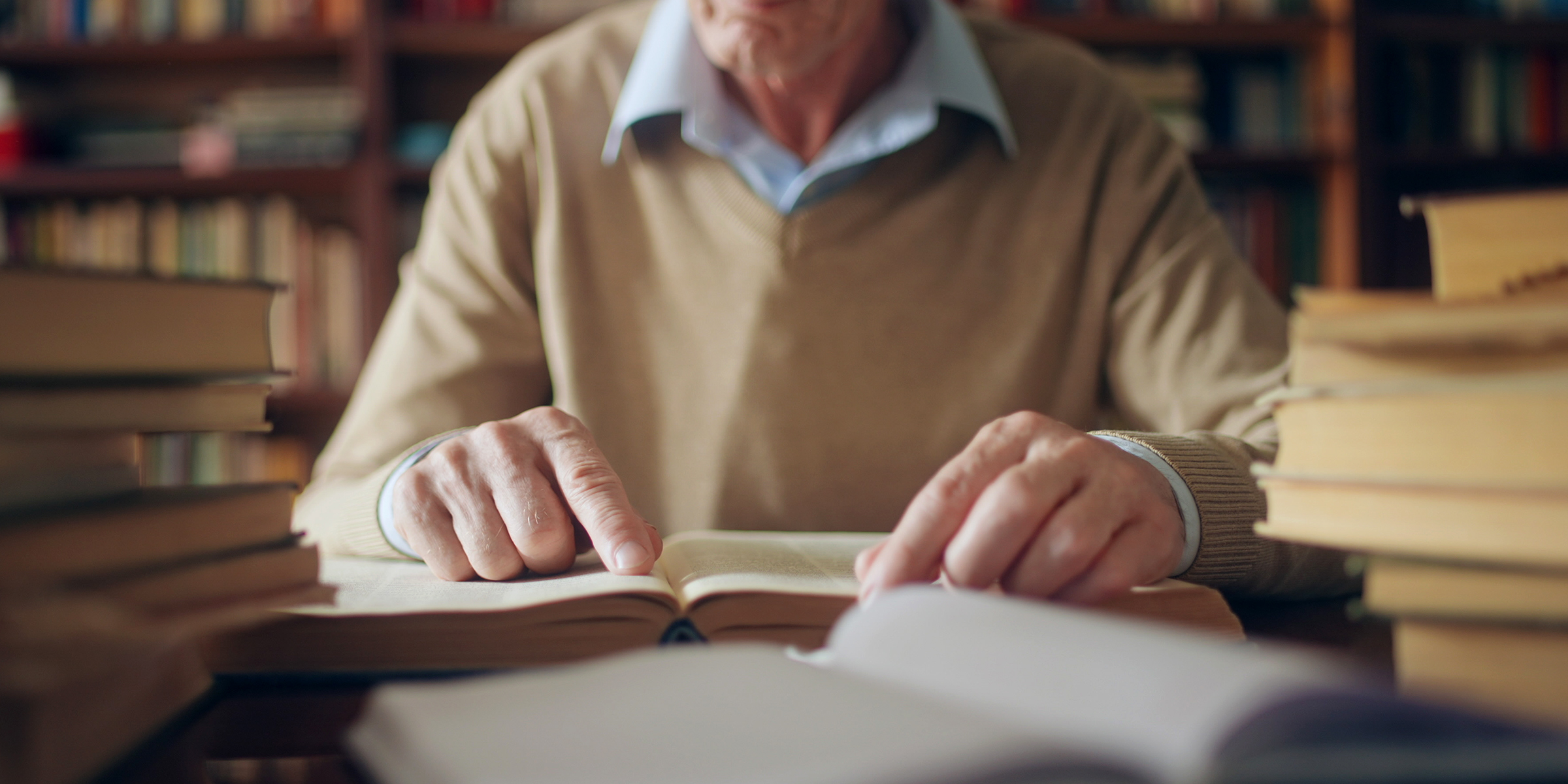 Hombre leyendo un libro | Fuente: Getty Images