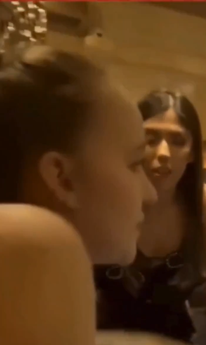 María José Ardila, de 23 años, rodeada de amigos, durante el reto en el establecimiento de Cali, Colombia | Fuente: X/ColombiaOscura