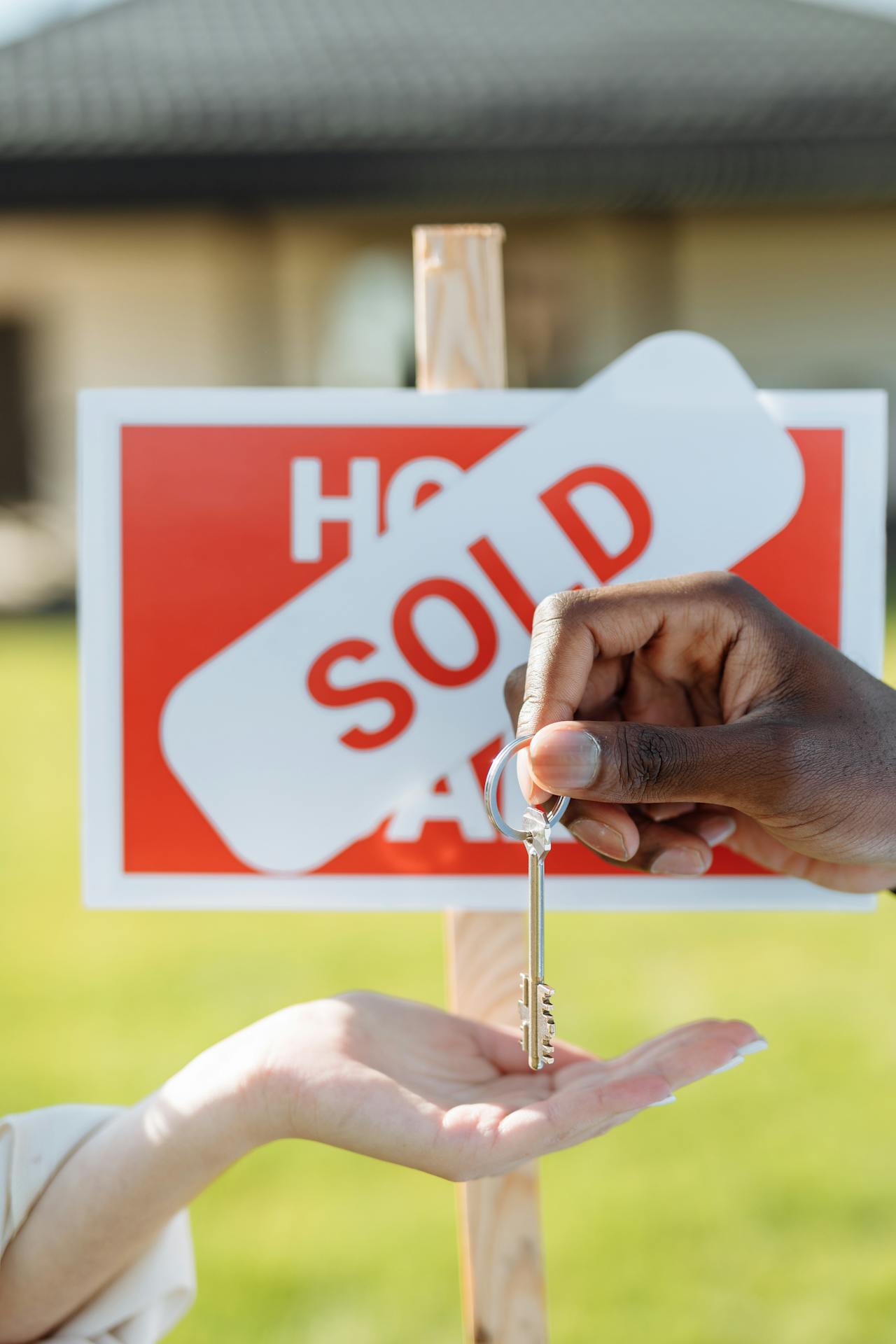 Una mujer recibiendo la llave de su nueva casa | Fuente: Pexels
