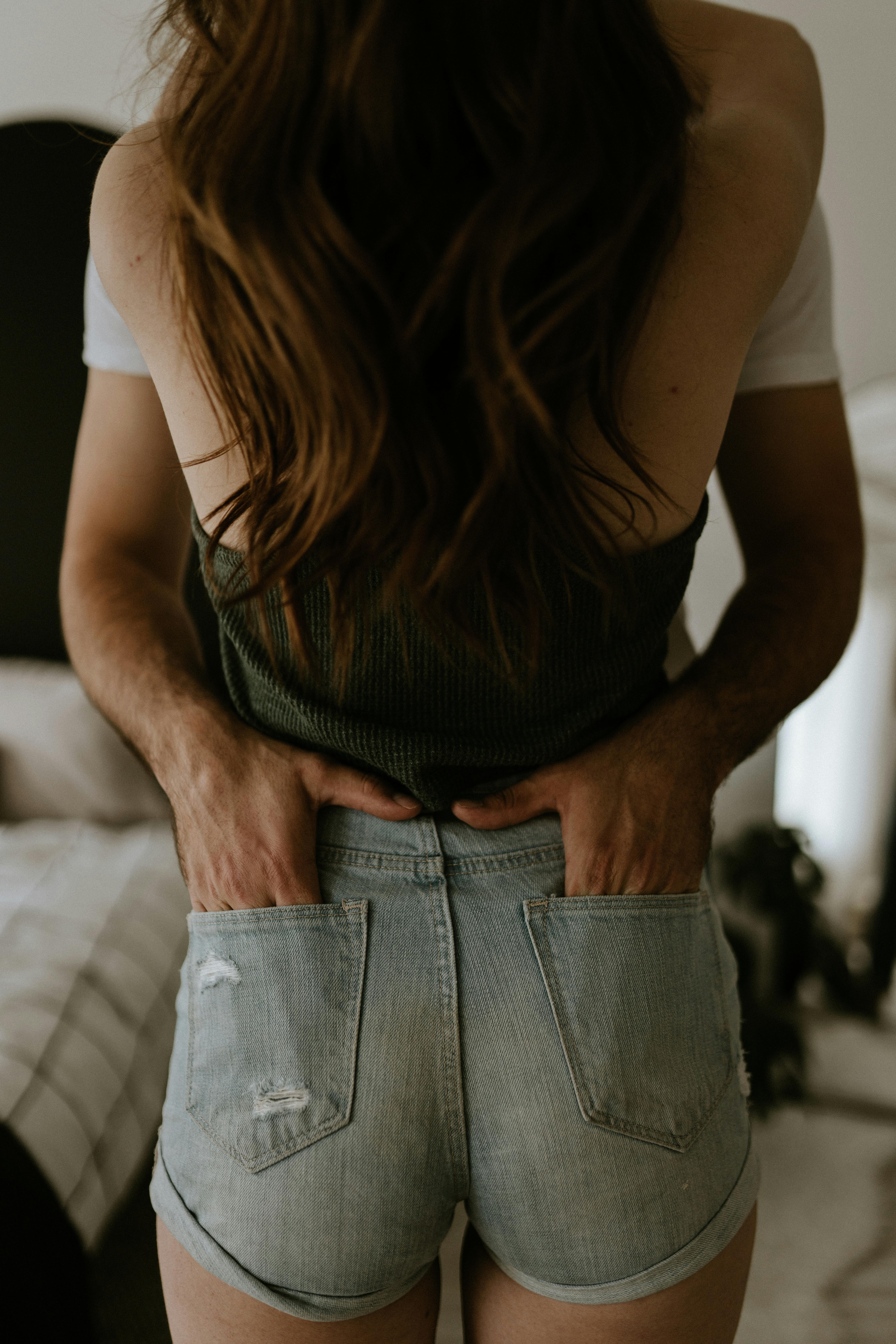 Una pareja abrazándose | Fuente: Pexels