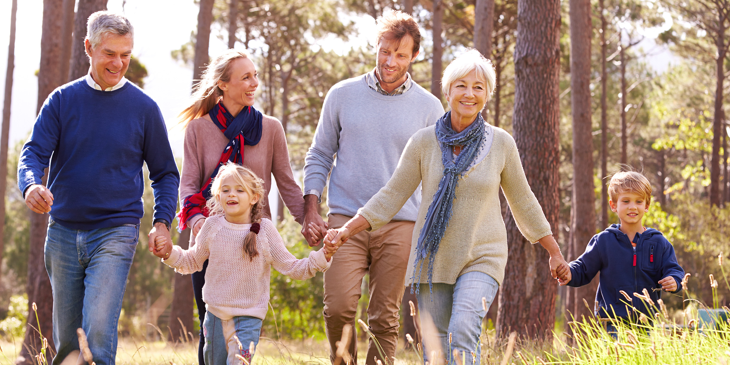 Una familia paseando al aire libre | Fuente: Shutterstock