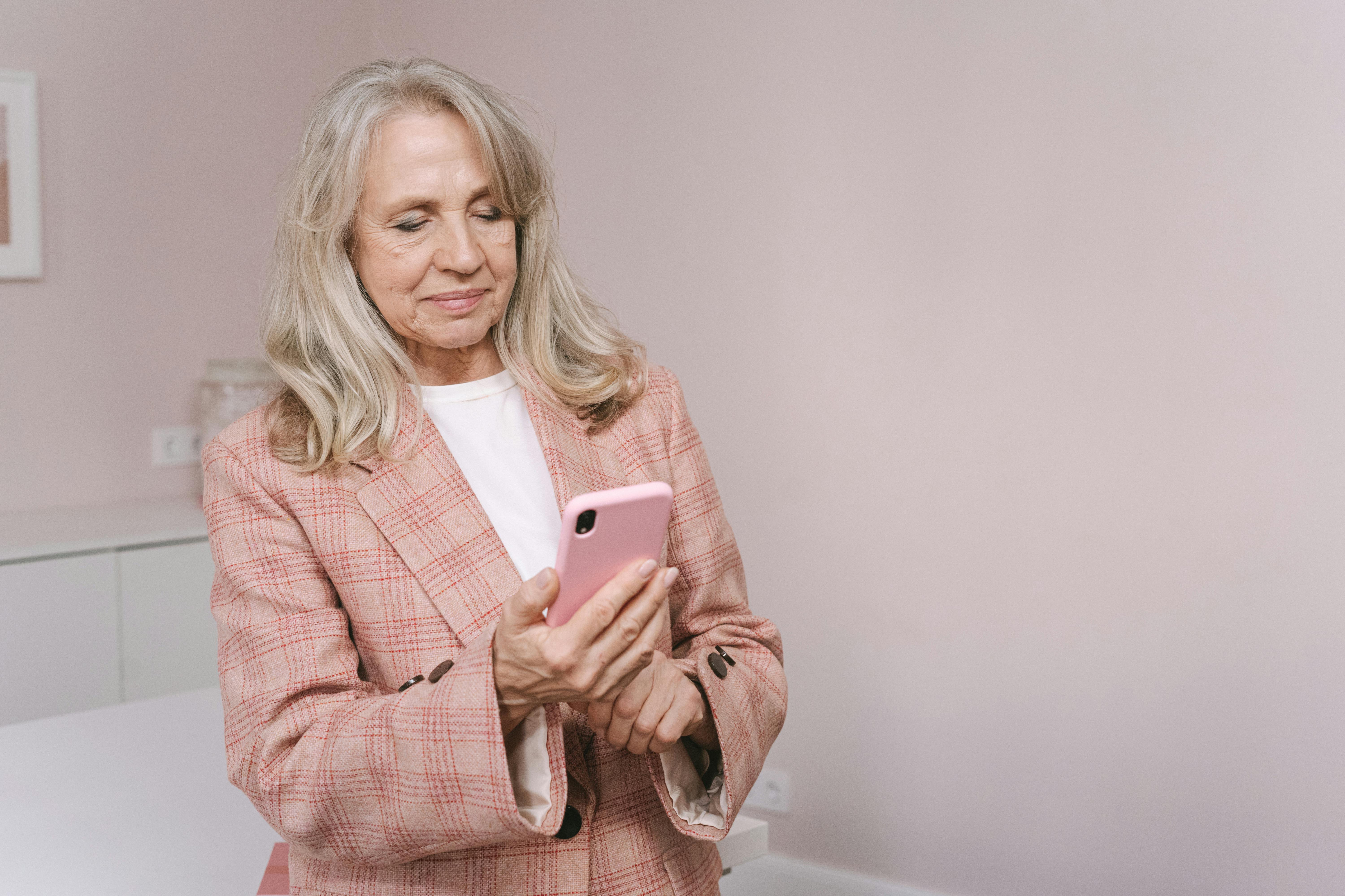Una mujer utilizando un teléfono móvil | Fuente: Pexels
