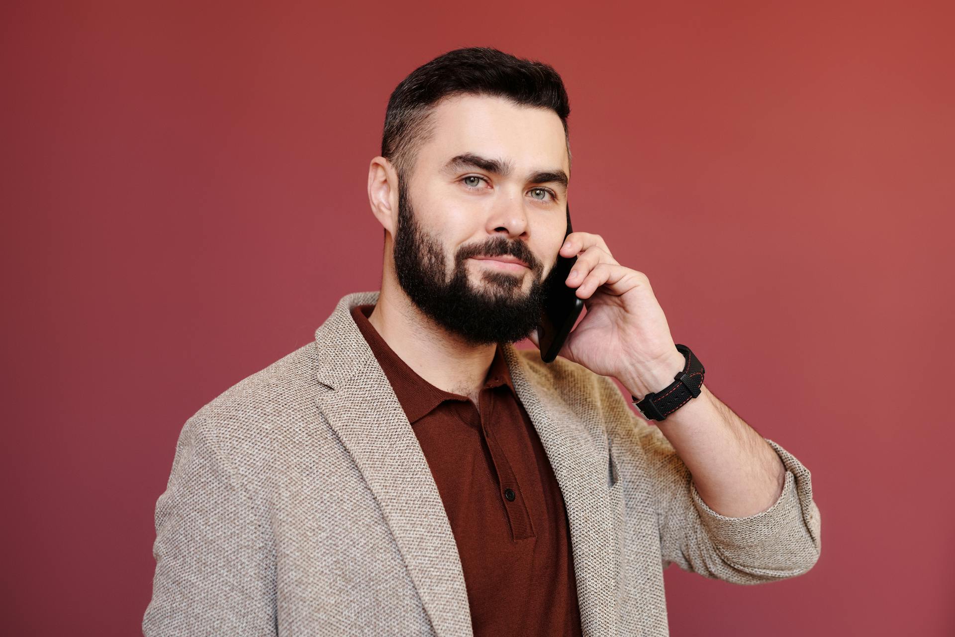Un hombre haciendo una llamada telefónica | Fuente: Pexels