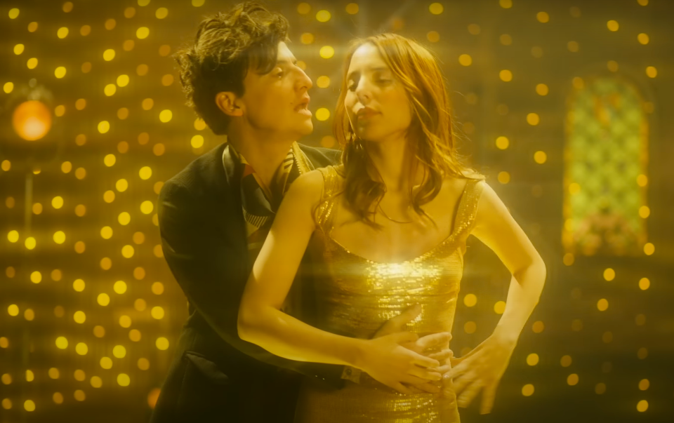 Gil Cerezo y Majo Aguilar en el video de "Déjame Vivir". | Foto: YouTube/Kinky