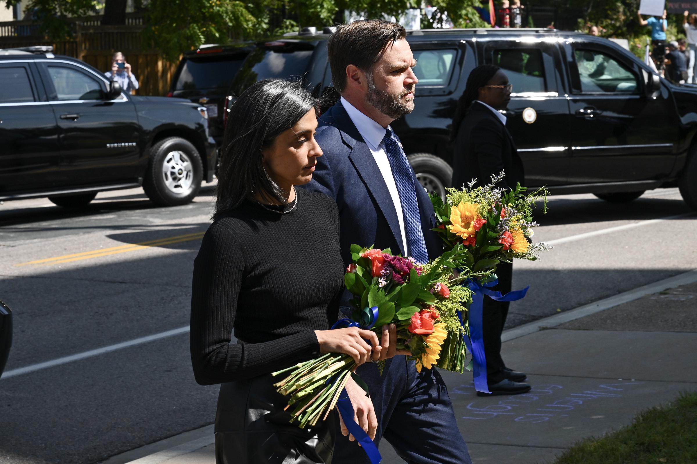 Usha y JD Vance llegan para presentar sus respetos a las víctimas del tiroteo de la Iglesia Católica de la Anunciación en Minneapolis, Minnesota, el 3 de septiembre de 2025. | Fuente: Getty Images