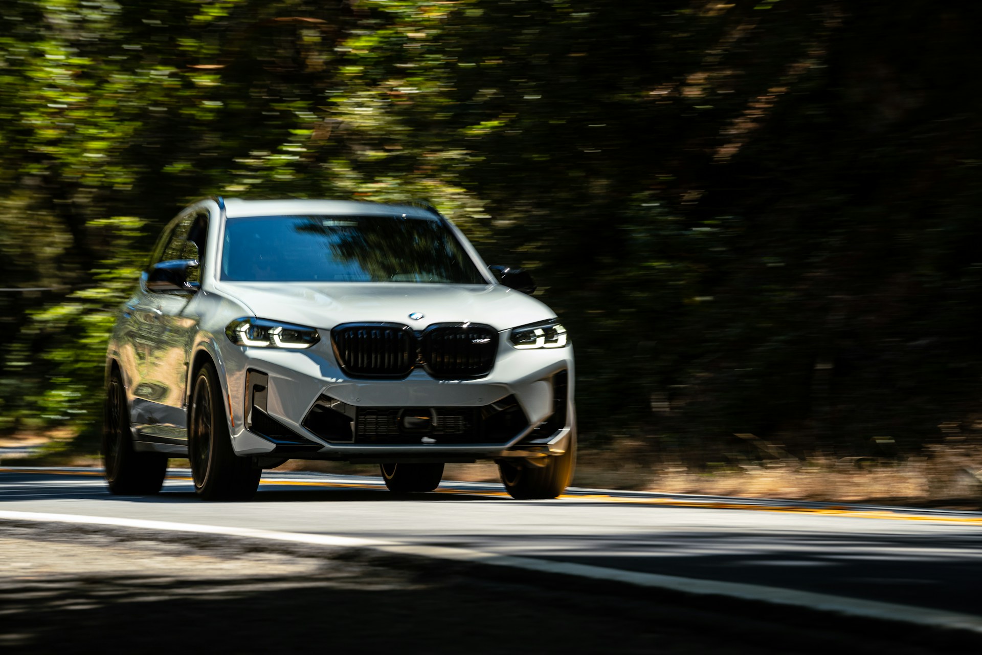 Un automóvil circulando a toda velocidad por una carretera | Fuente: Unsplash