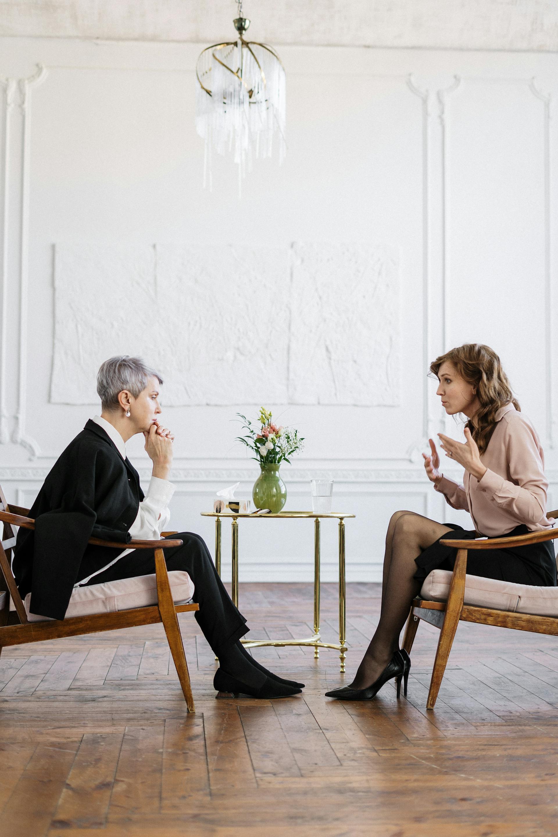 Una mujer mayor hablando con otra más joven | Fuente: Pexels