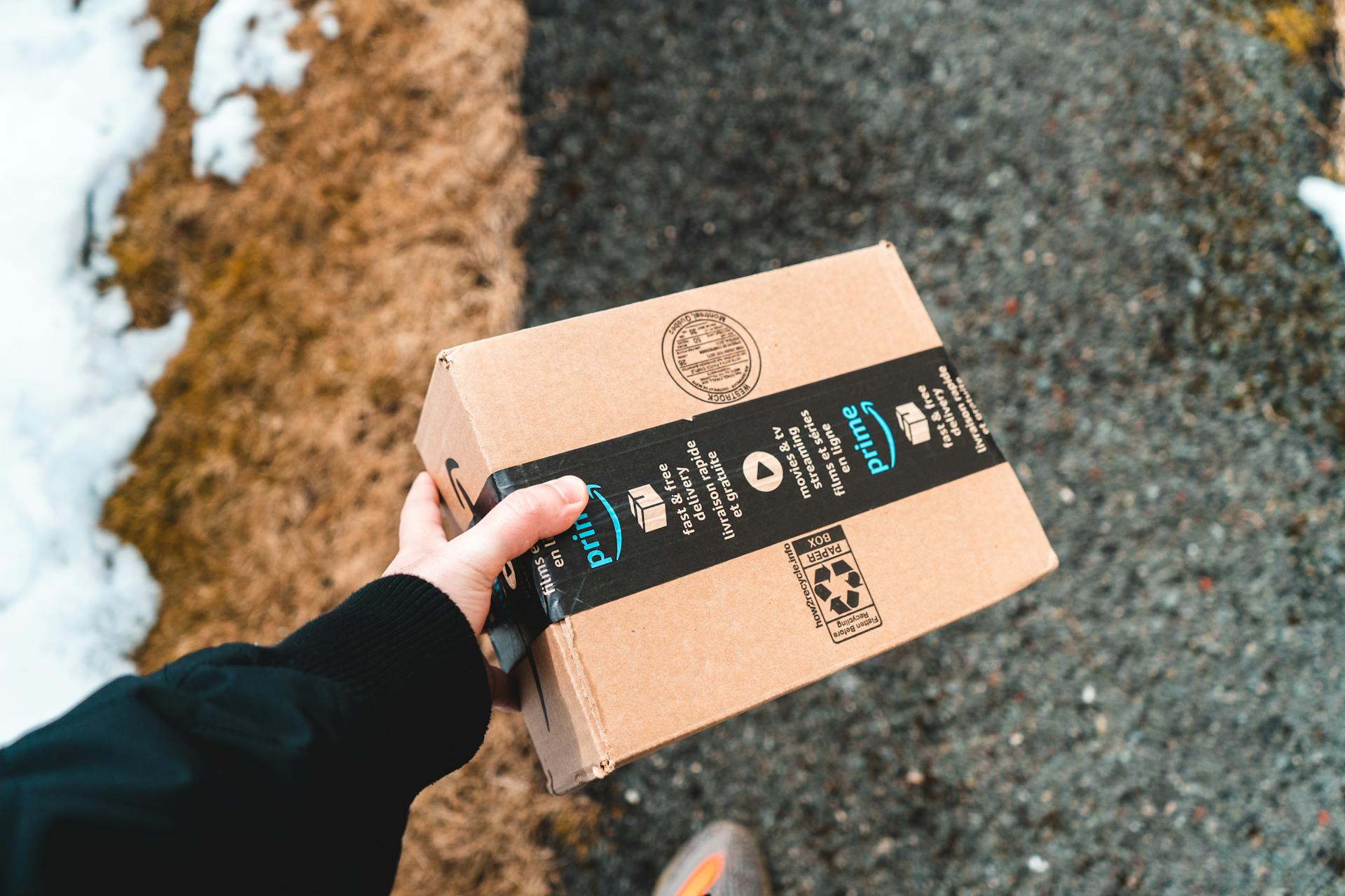 Una persona sujetando una caja | Fuente: Pexels