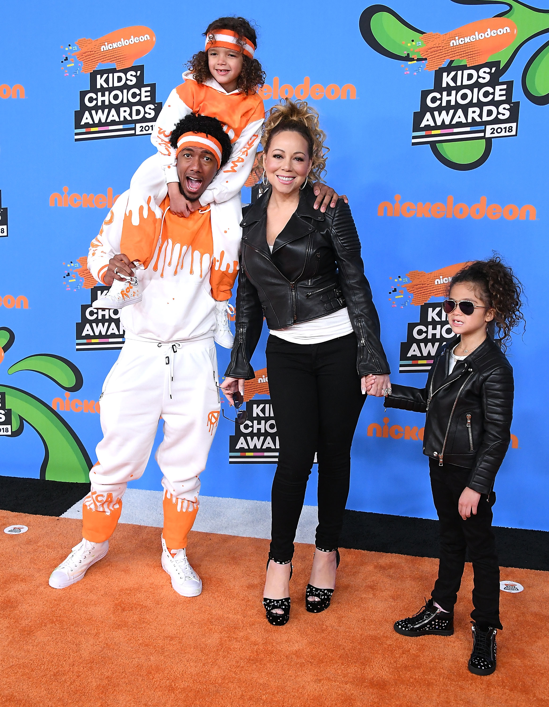 Monroe Cannon, Mariah Carey, Nick Cannon y Moroccan Scott Cannon llegan a la gala de los Kids' Choice Awards 2018 de Nickelodeon, celebrada en The Forum el 24 de marzo en Inglewood, California. | Fuente: Getty Images