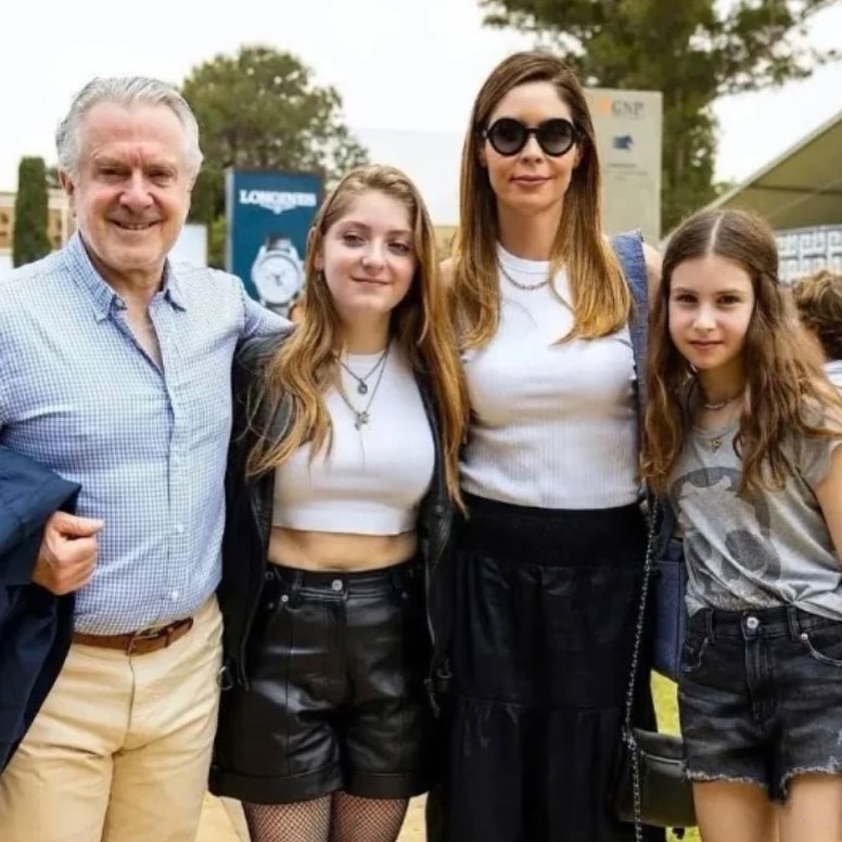Constanza, junto a su padre Santiago Creel y otros miembros de su familia. | Fuente: Instagram/Caras México.