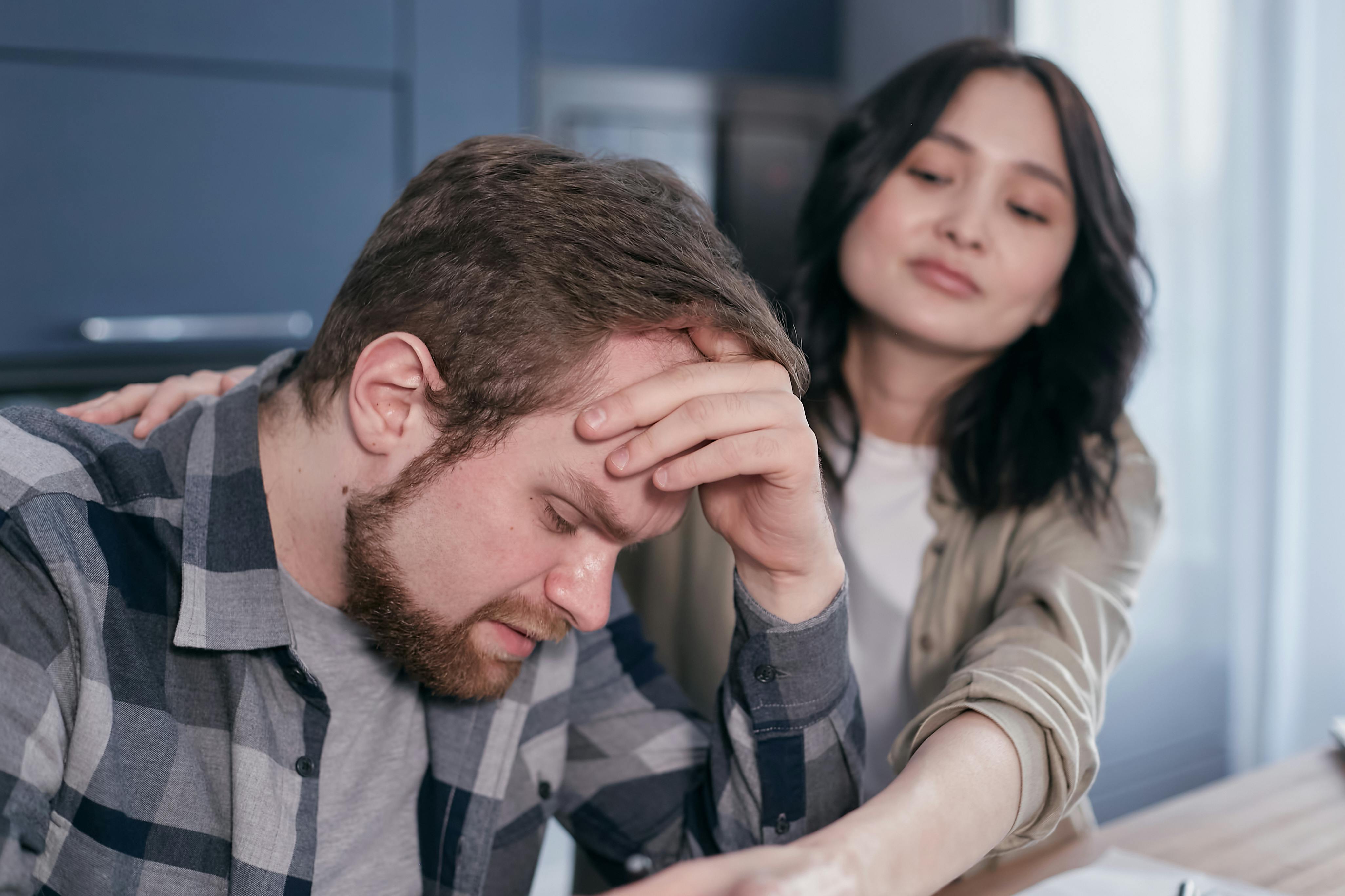 Una mujer consolando a un hombre | Fuente: Pexels