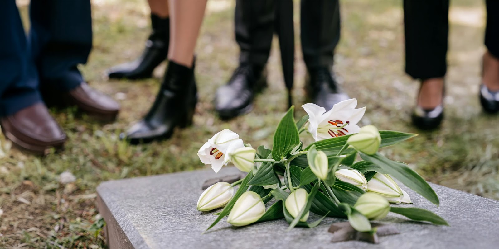 Flores en la tumba | Fuente: Pexels