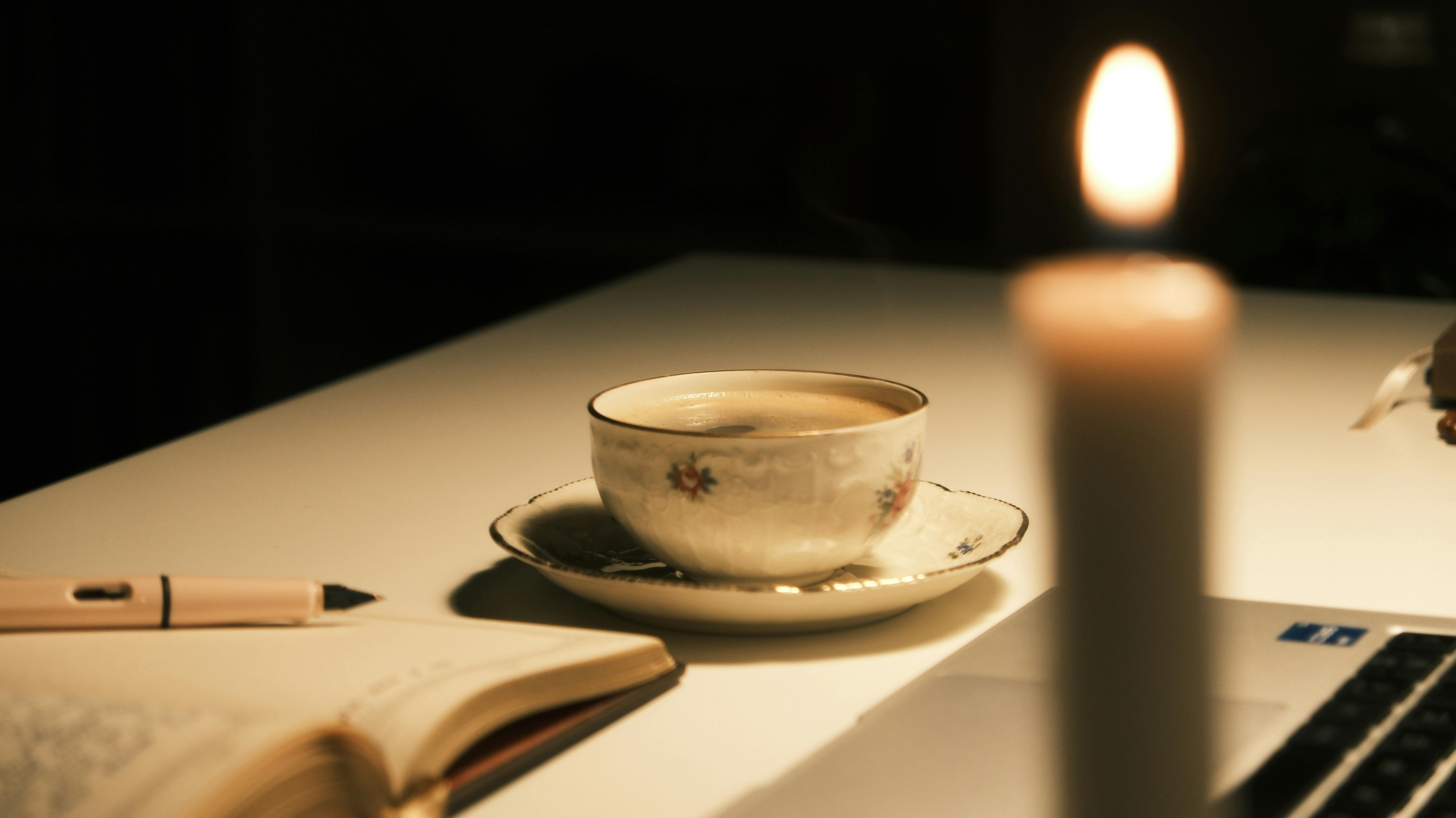 Una taza de té sobre una mesa | Fuente: Pexels