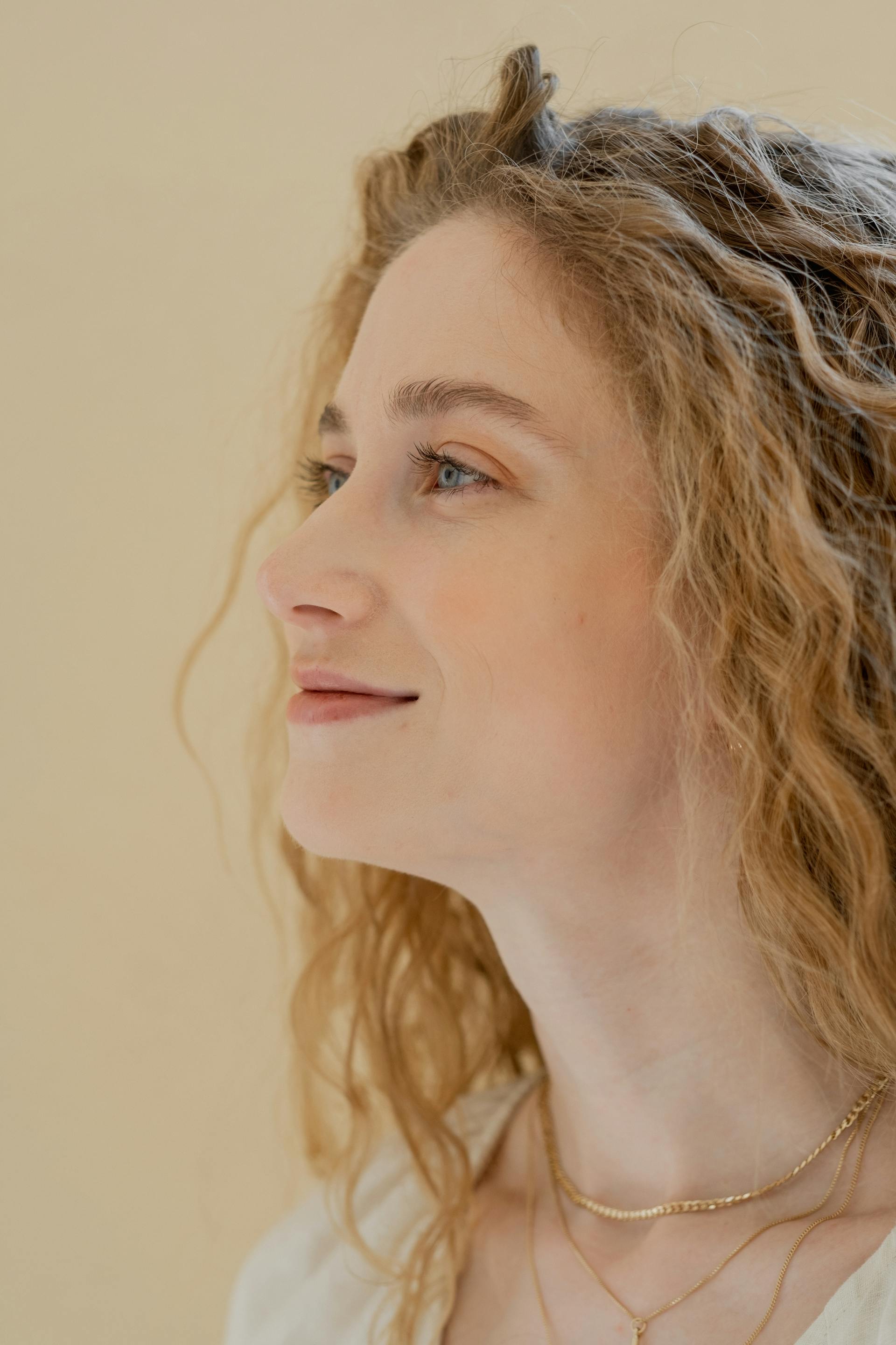 Una mujer sonriendo a alguien | Fuente: Pexels