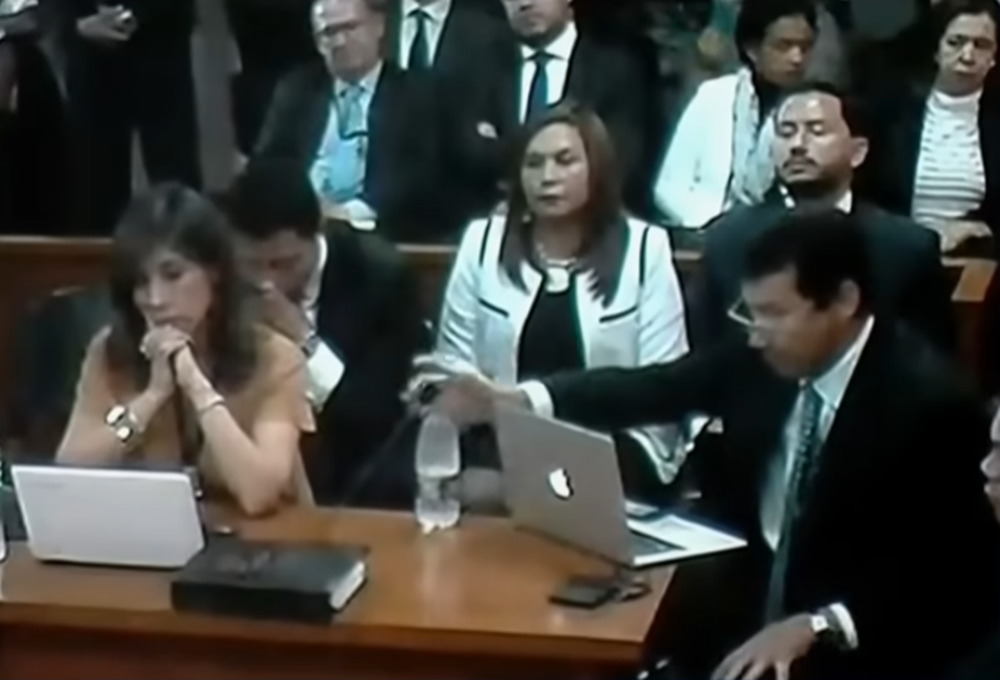 La familia de Luis Andrés Colmenares en juicio rodeados de su equipo legal | Fuente: YouTube/Noticias Caracol