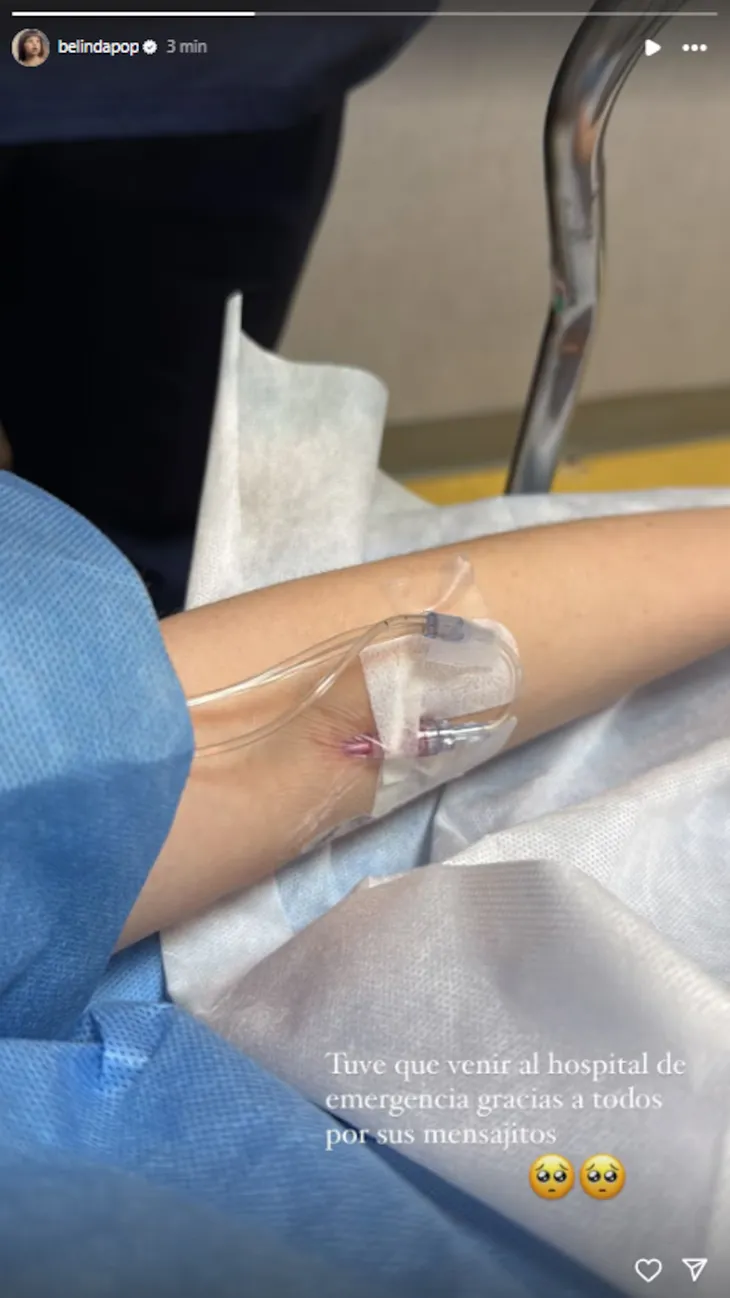 Belinda muestra su brazo con un catéter tras ser horpitalizada por problemas de salud | Fuente: Instagram Stories/belindapop