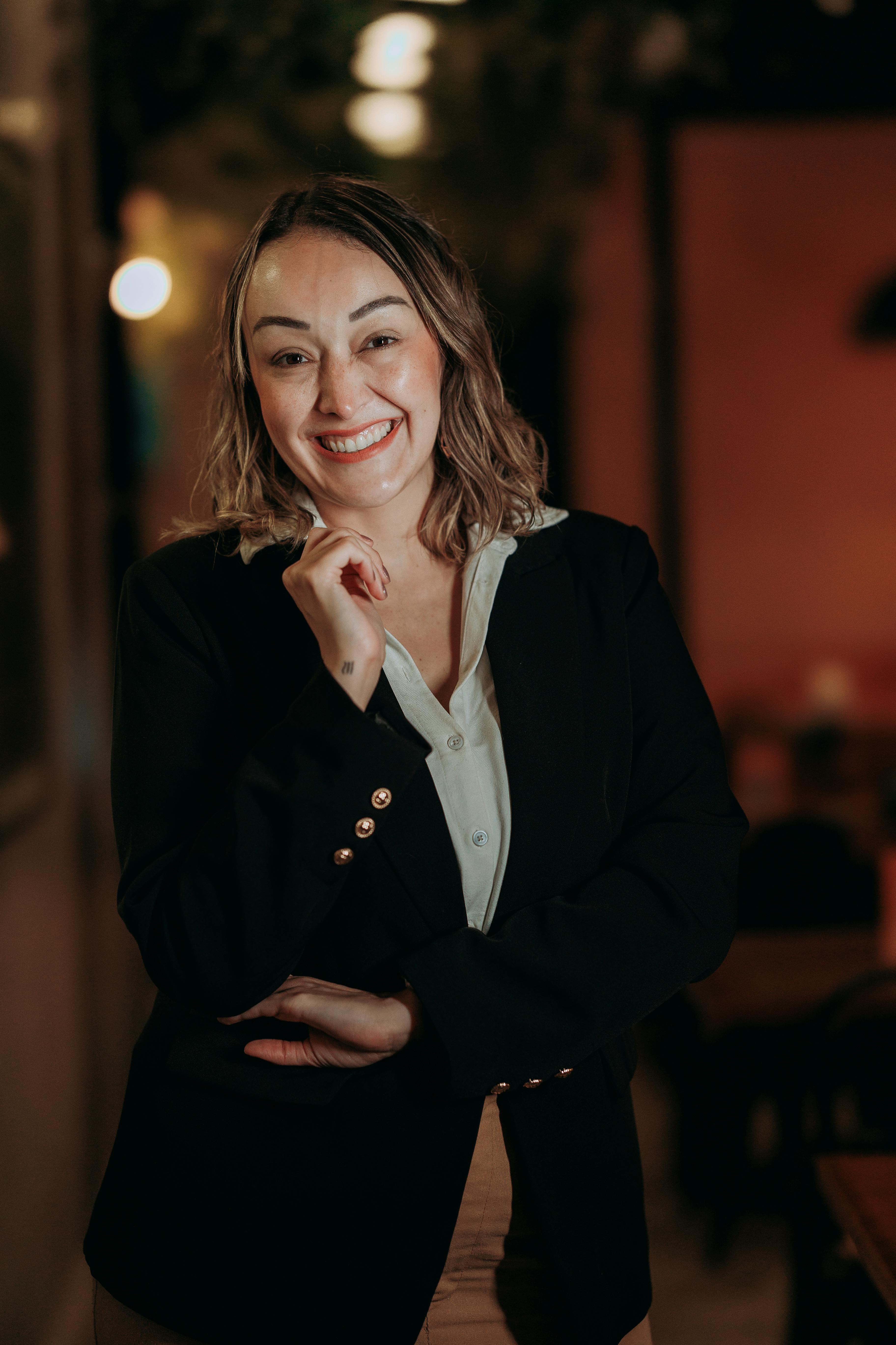 Una mujer sonriente en el pasillo de un hotel | Fuente: Pexels