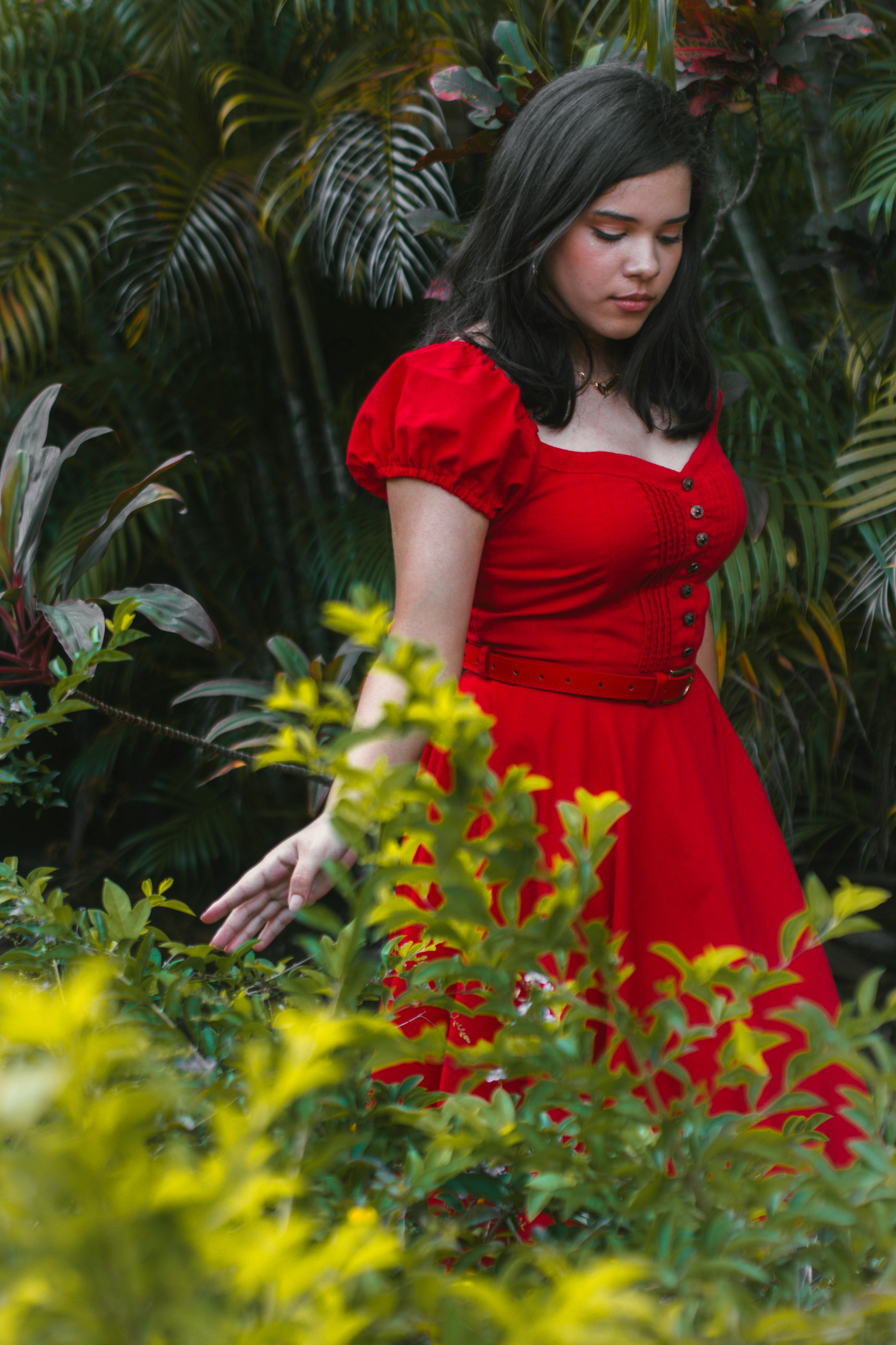 Una mujer paseando por el jardín | Fuente: Pexels