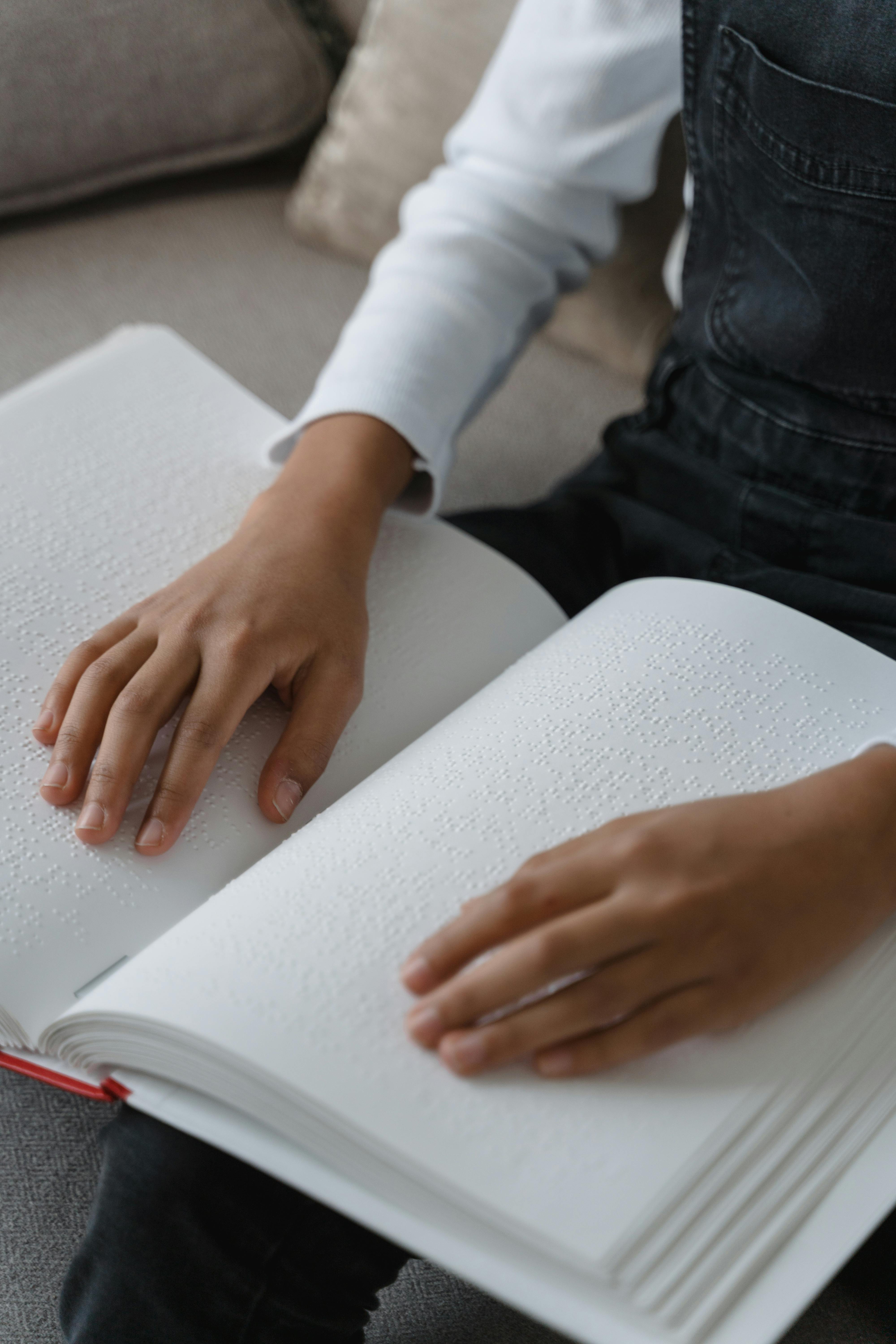 Un niño leyendo Braille | Fuente: Pexels