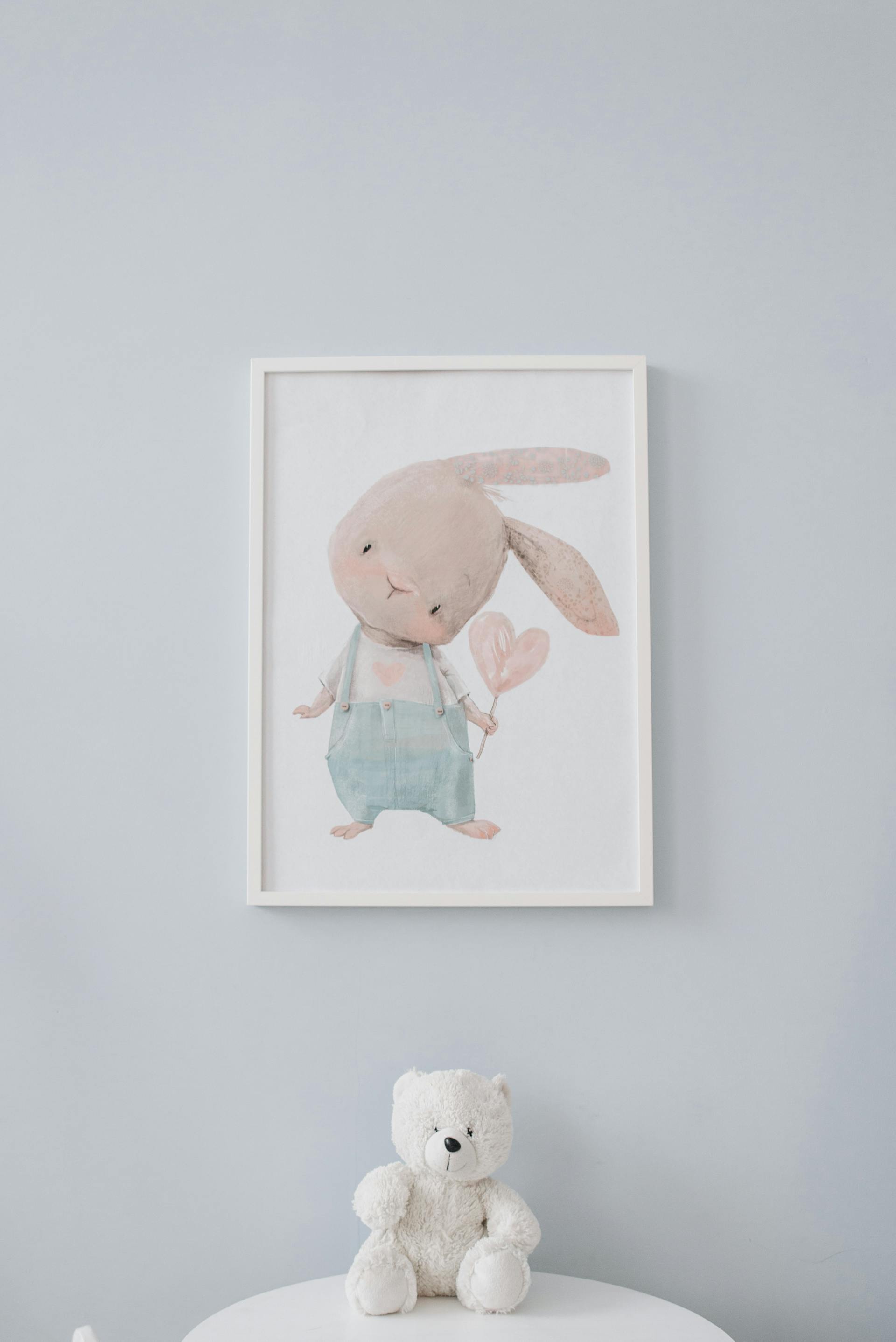 Un osito de peluche tumbado bajo un marco de pared | Fuente: Pexels