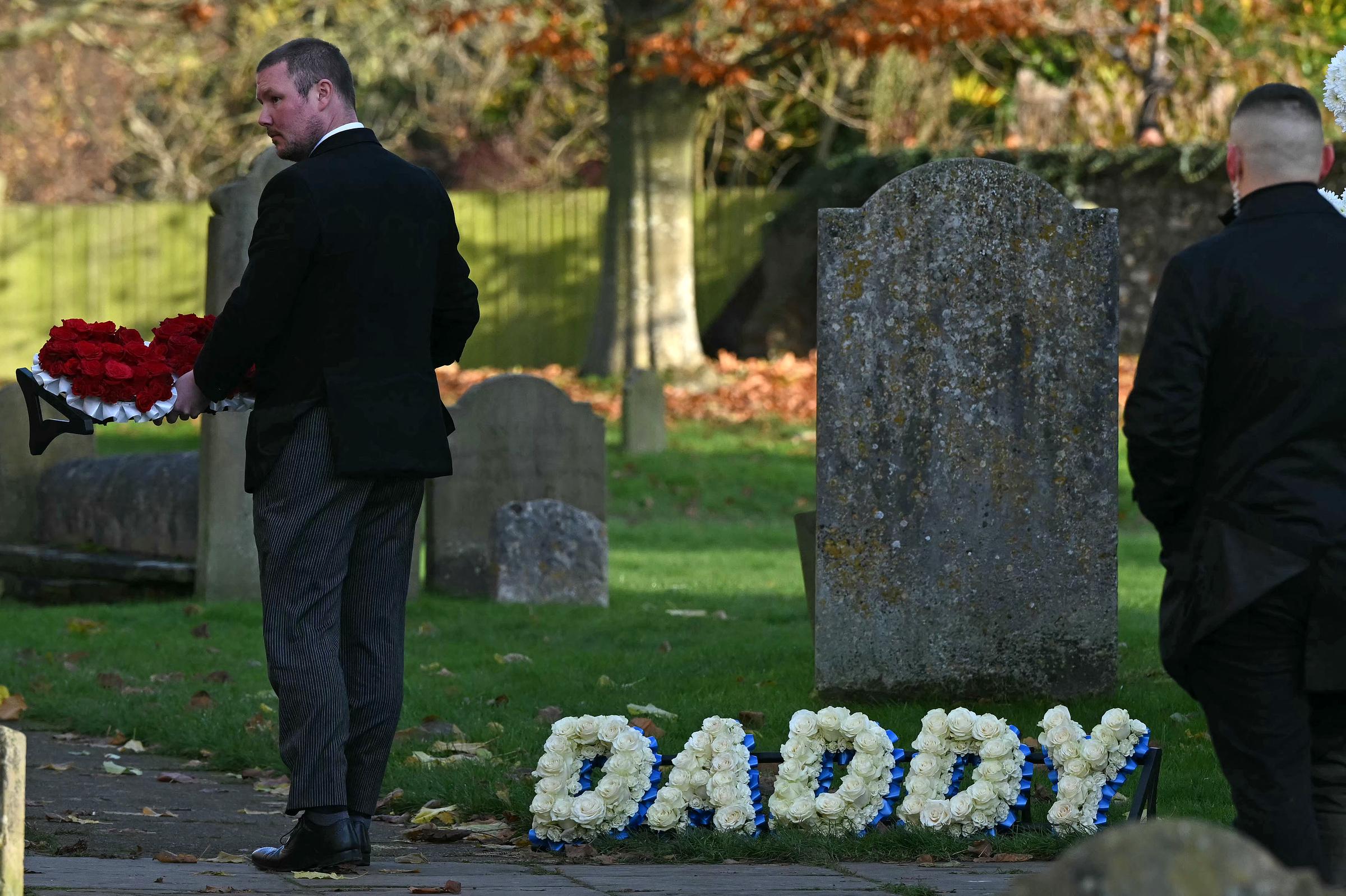 Llevan flores a la iglesia antes del funeral del fallecido cantante de One Direction, Liam Payne, el 20 de noviembre de 2024 | Fuente: Getty Images
