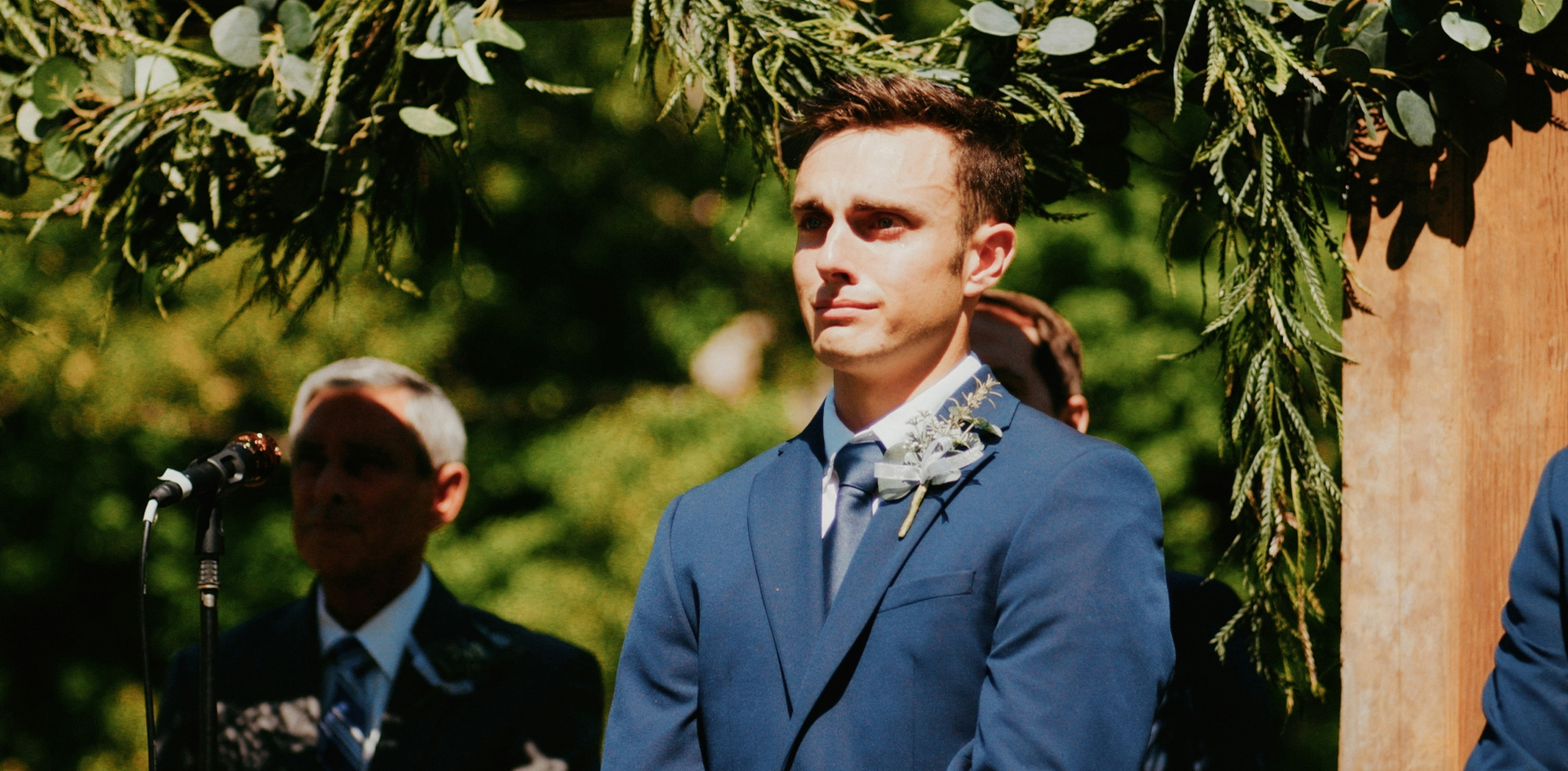 Novio con un hombre mayor al fondo | Fuente: Unsplash