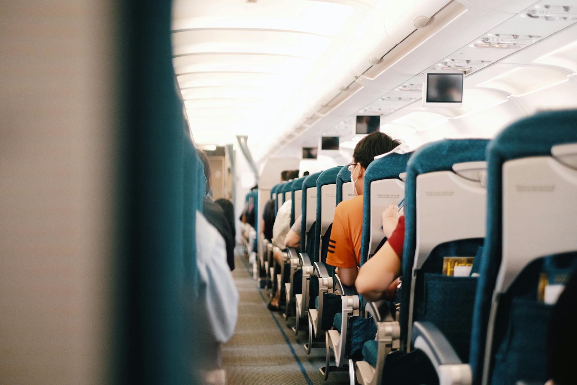 Gente en un avión | Fuente: Pexels