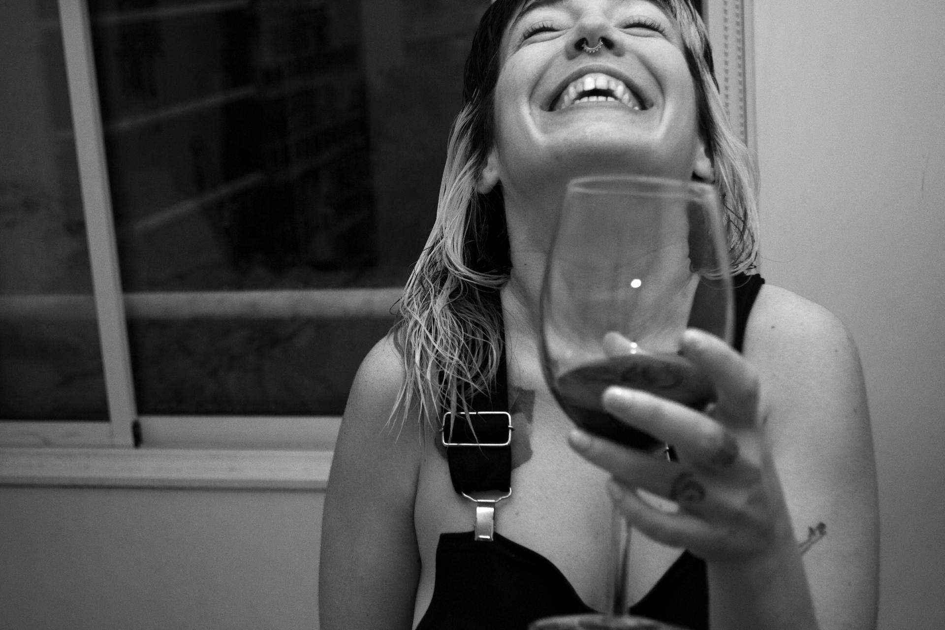 Una mujer feliz brindando | Fuente: Pexels