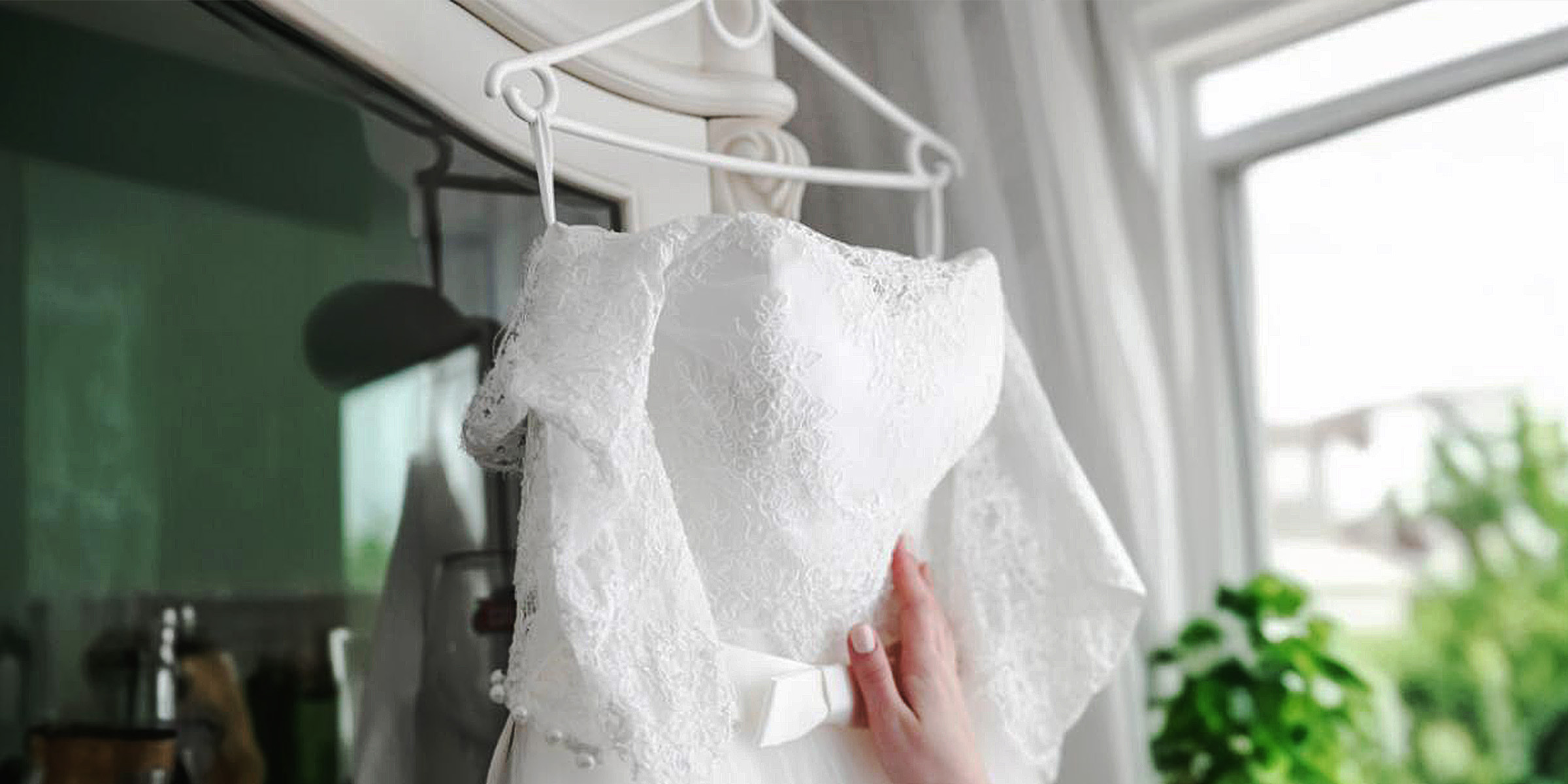 Una mujer tocando un vestido de novia | Fuente: Freepik