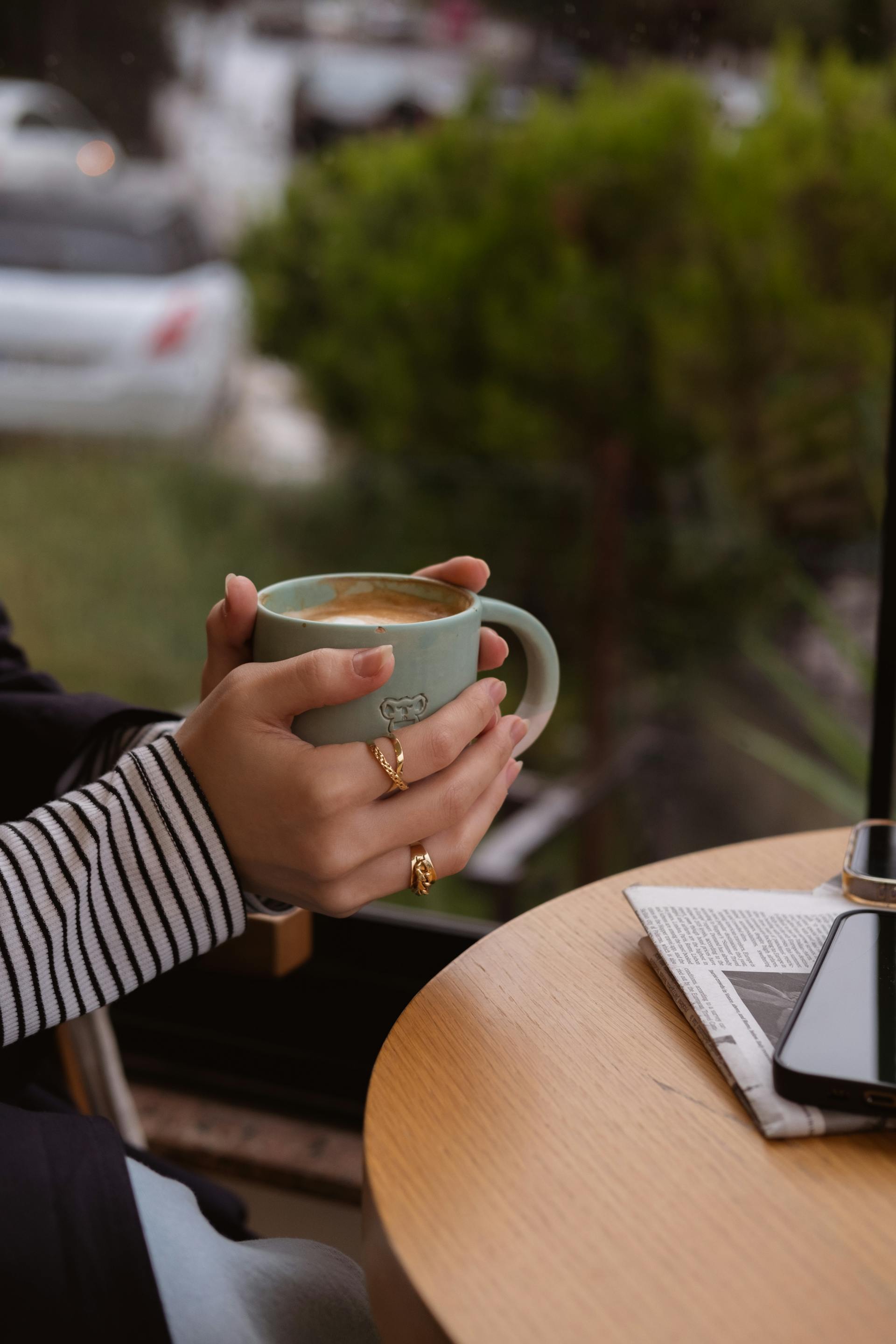Una mujer con una taza de café en la mano | Fuente: Pexels