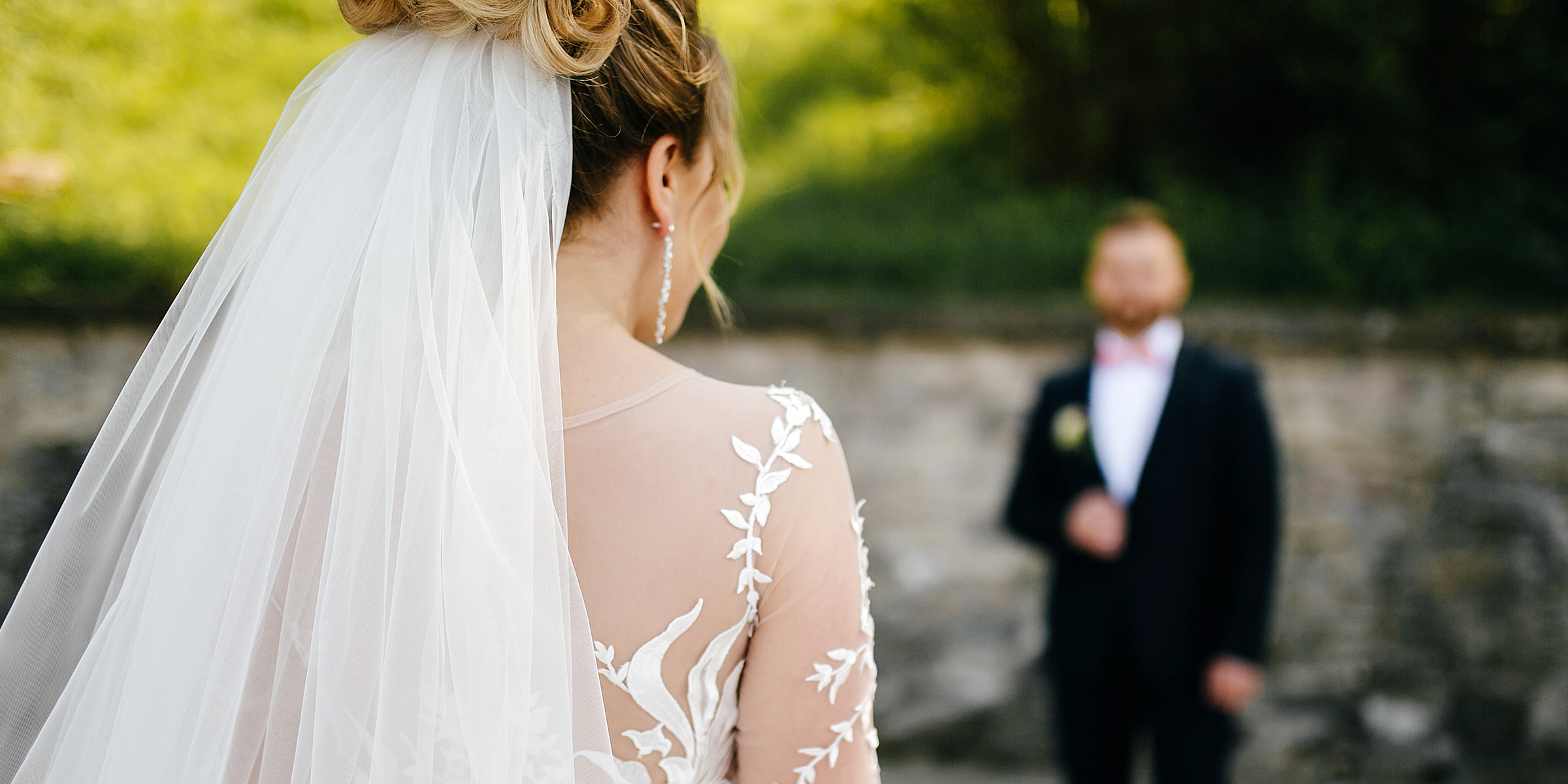 Novia caminando por el pasillo mientras el novio espera en el altar | Fuente: Freepik