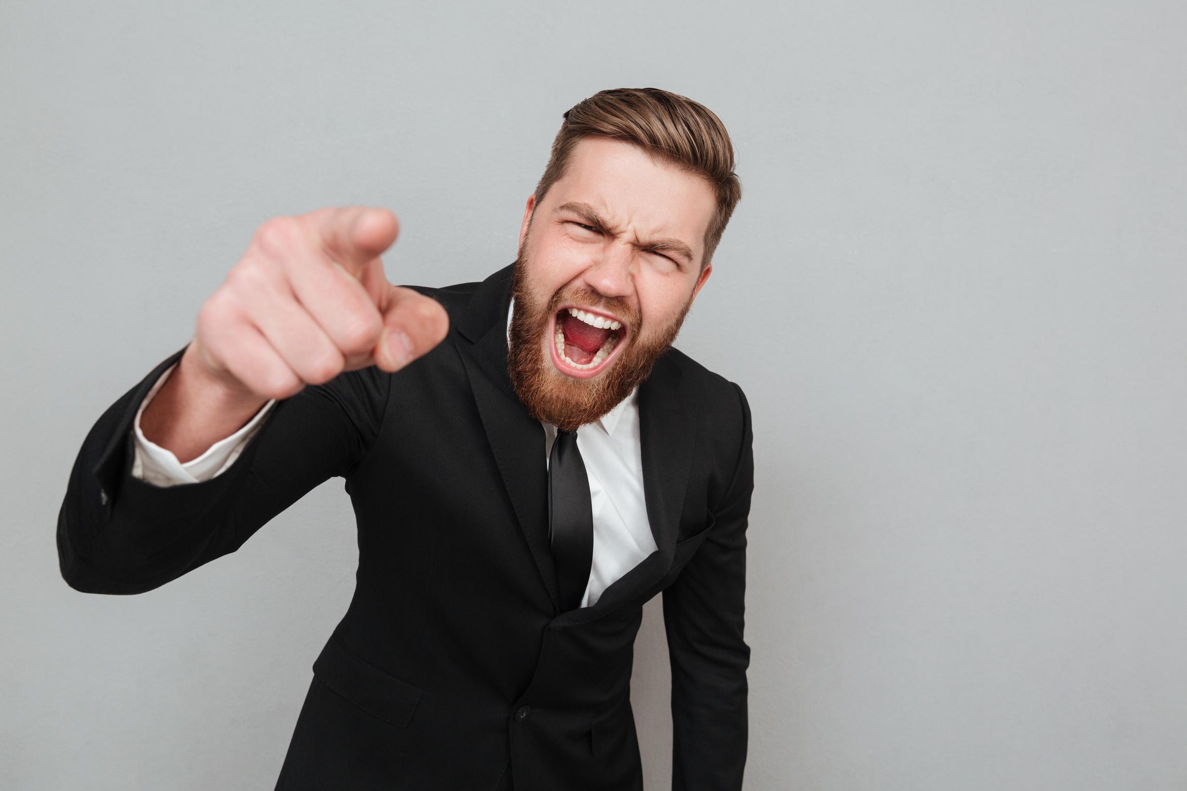 Un hombre gritando y señalando | Fuente: Freepik