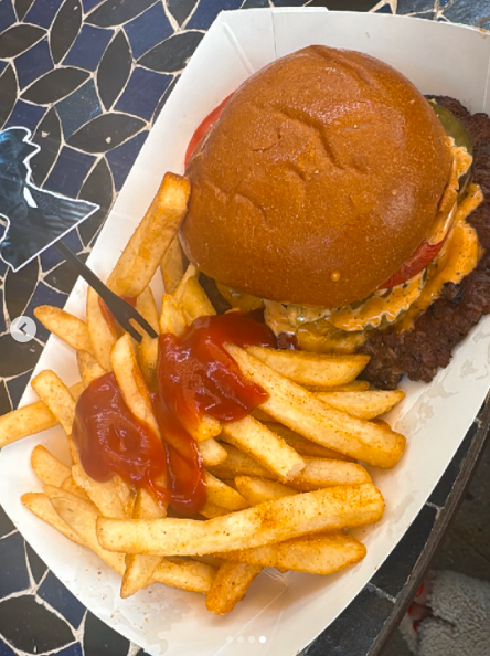 Foto de una hamburguesa con patatas fritas de aspecto delicioso, publicada el 5 de julio de 2025. | Fuente: Instagram/heidiklum