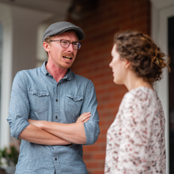 Un hombre discutiendo con su esposa | Fuente: Midjourney