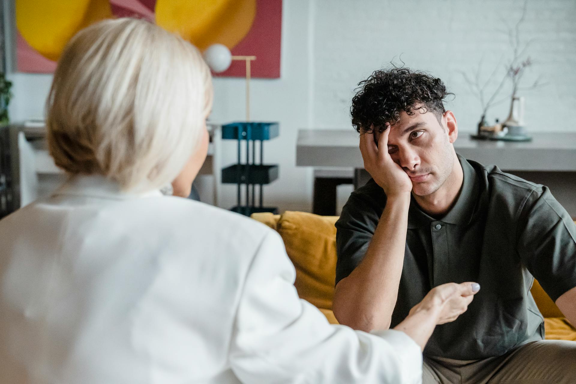 Un hombre frustrado hablando con una mujer mayor | Fuente: Pexels