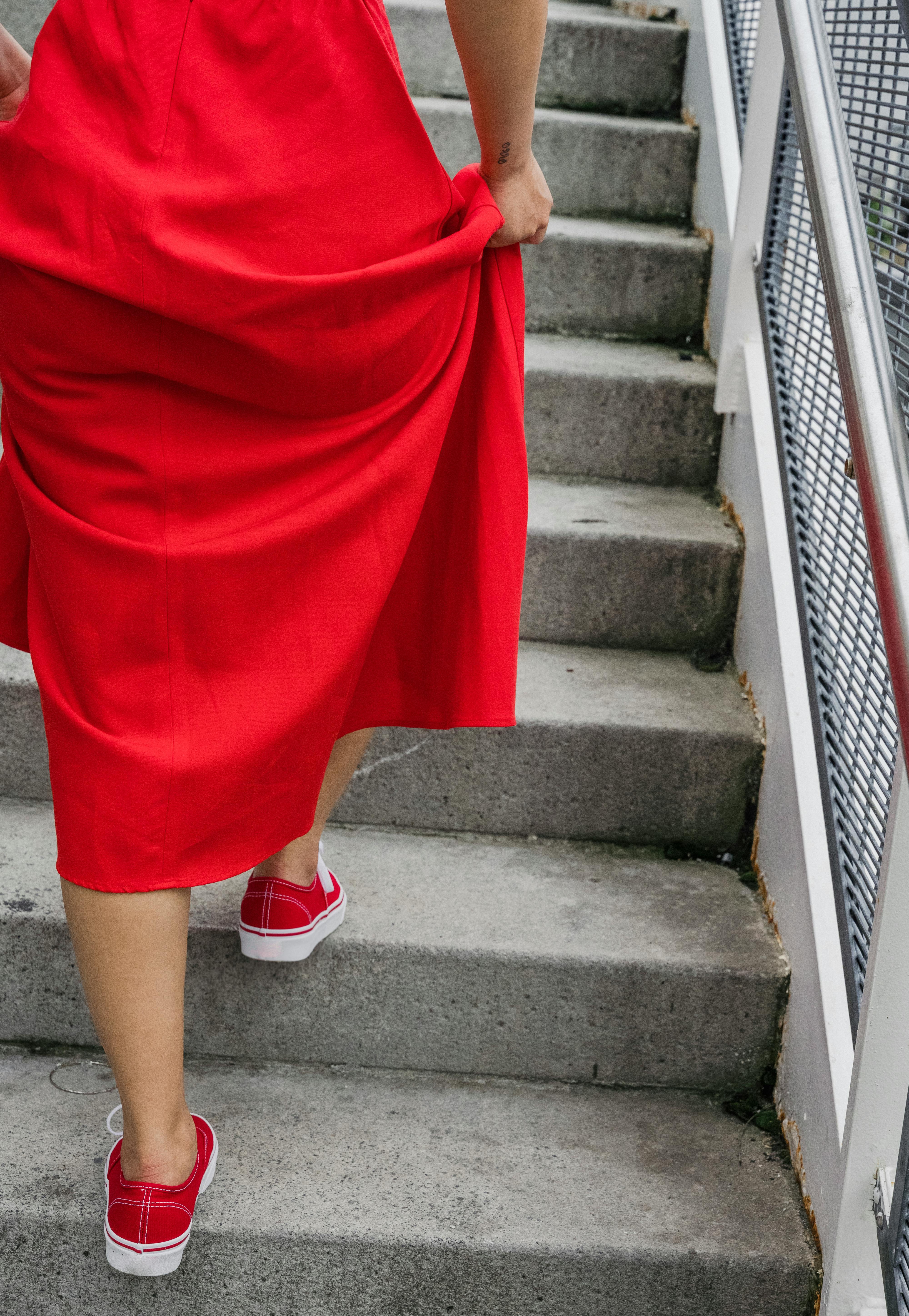 Una persona subiendo las escaleras | Fuente: Pexels