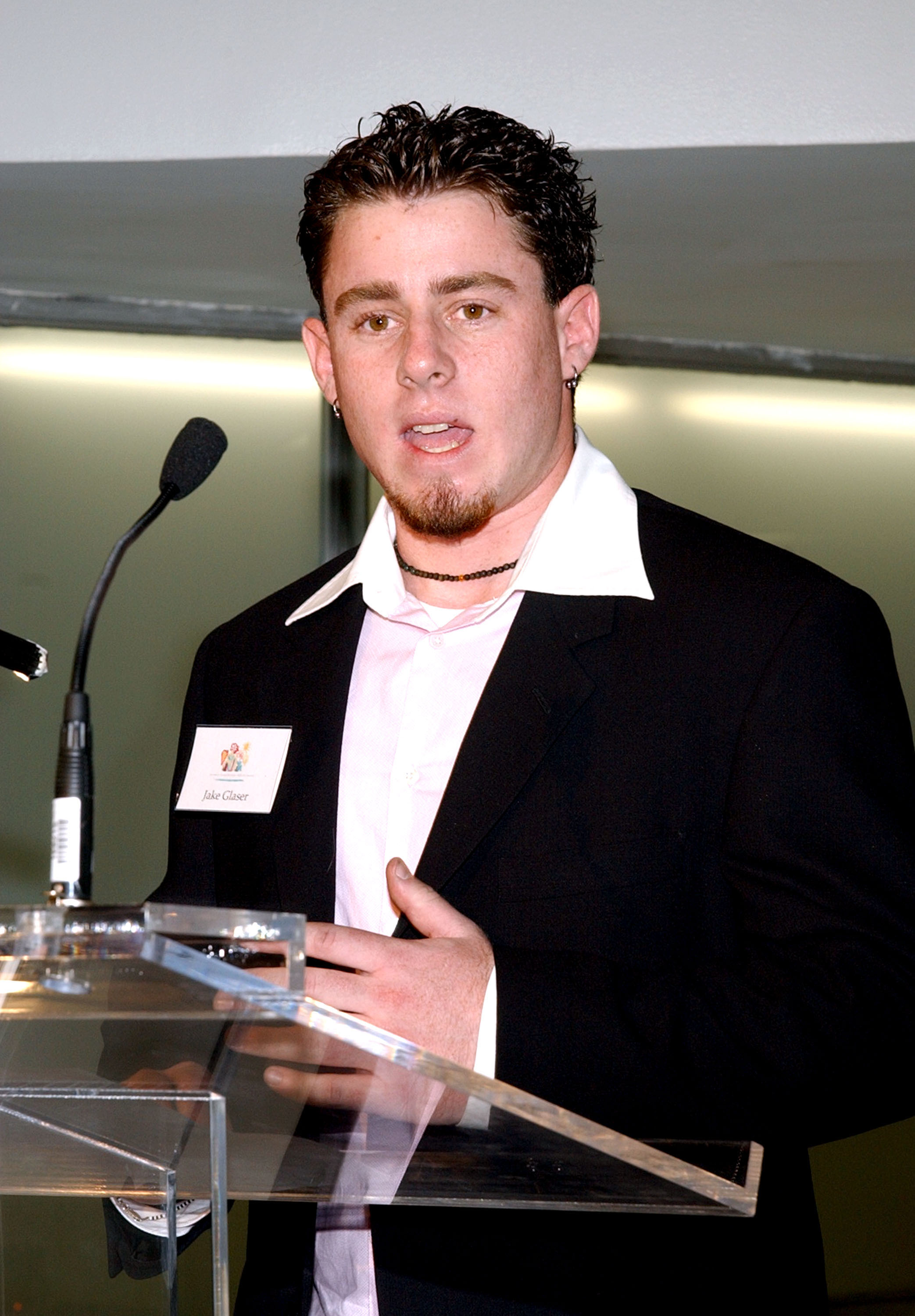 Jake Glaser durante el evento An Evening at the Guggenheim de la Elizabeth Glaser Pediatric AIDS Foundation en el Museo Guggenheim de Nueva York el 11 de marzo de 2004 | Fuente: Getty Images