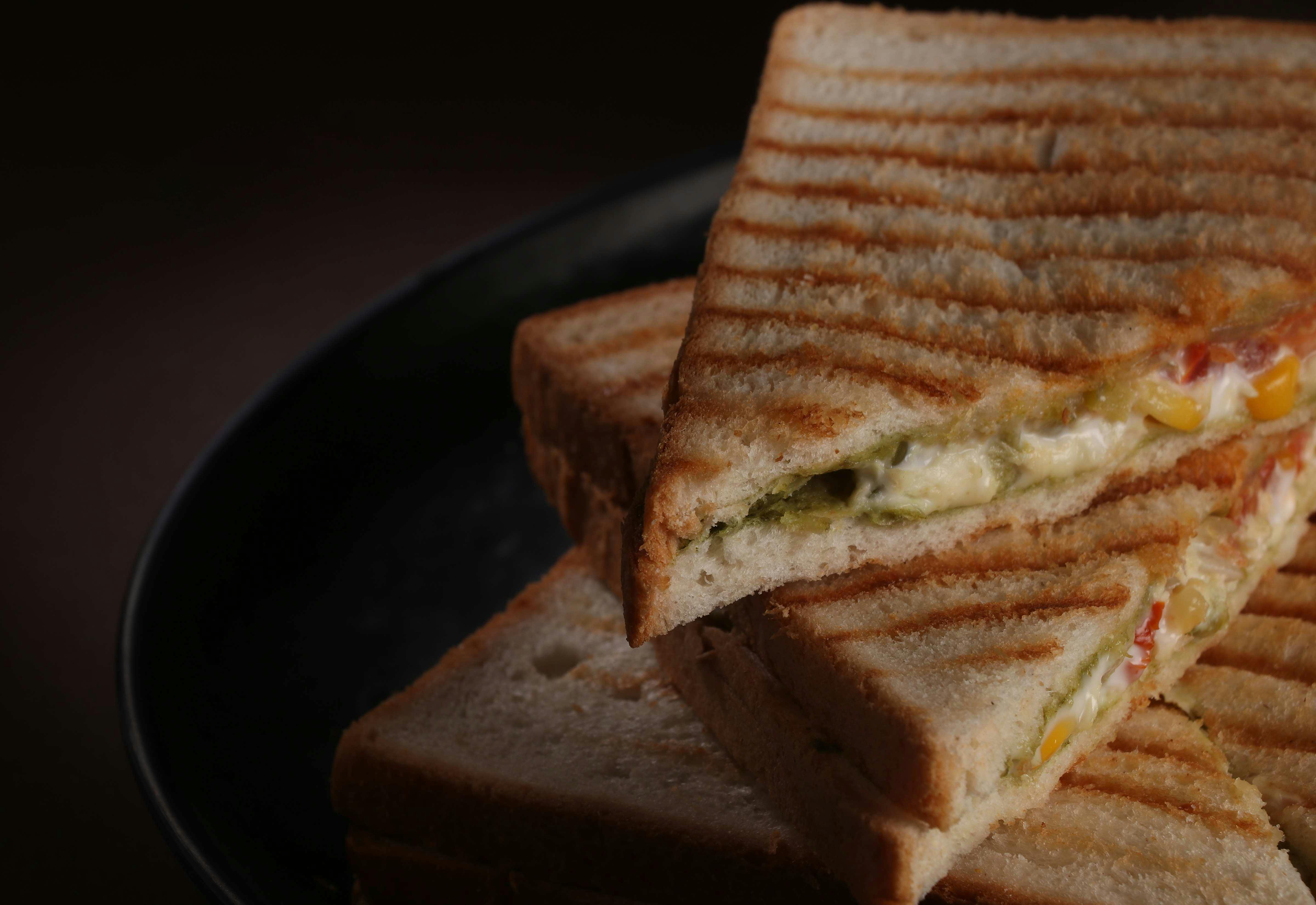 Bocadillos tostados en un plato | Fuente: Pexels