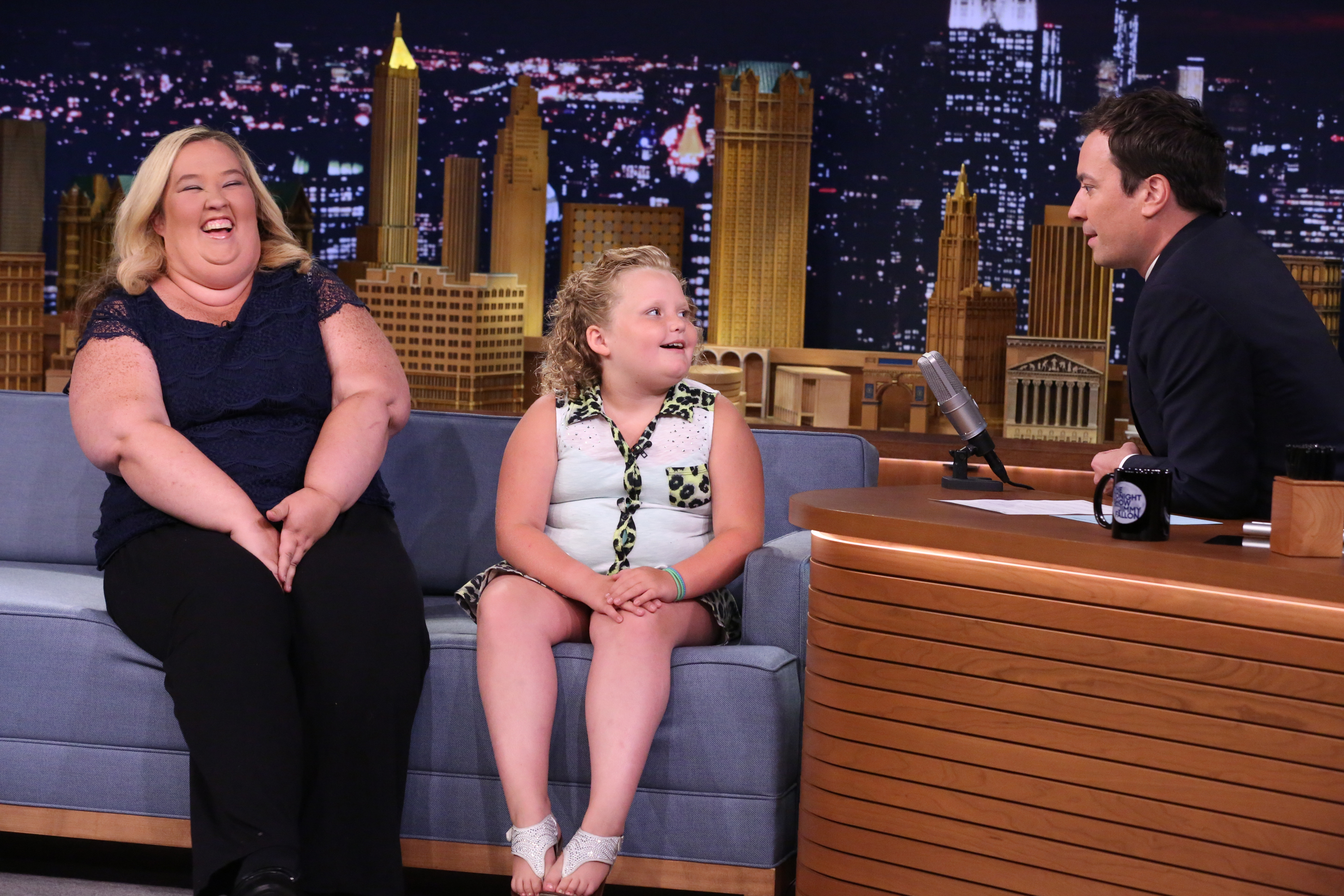 "Mama June" Shannon y Alana Thompson en "The Tonight Show Starring Jimmy Fallon" el 11 de junio de 2014. | Fuente: Getty Images